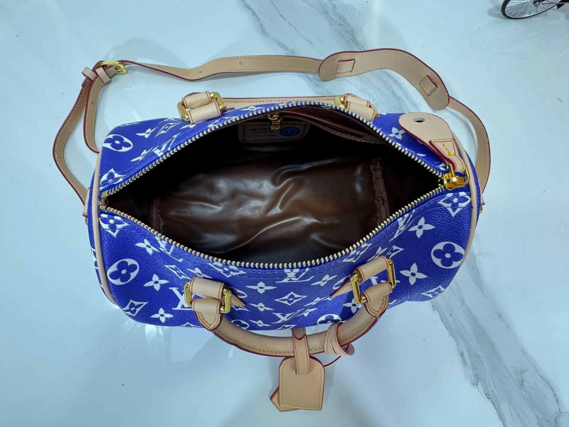 P280 Upgraded original M24426 M24425 M24424 M24423 M24443 M This Speedy Bandoulière 25 Monogram Leather handbag is made of soft cow leather and uses Monogram pattern to reproduce the elegant look and feel of canvas printing. Dazzling metal hardware, sheepskin lining and nameplate all reflect Creative Director Pharrell Williams' relentless attention to detail. Dimensions: 25.0 x 15.0 x 15.0 cm (length x height x width)