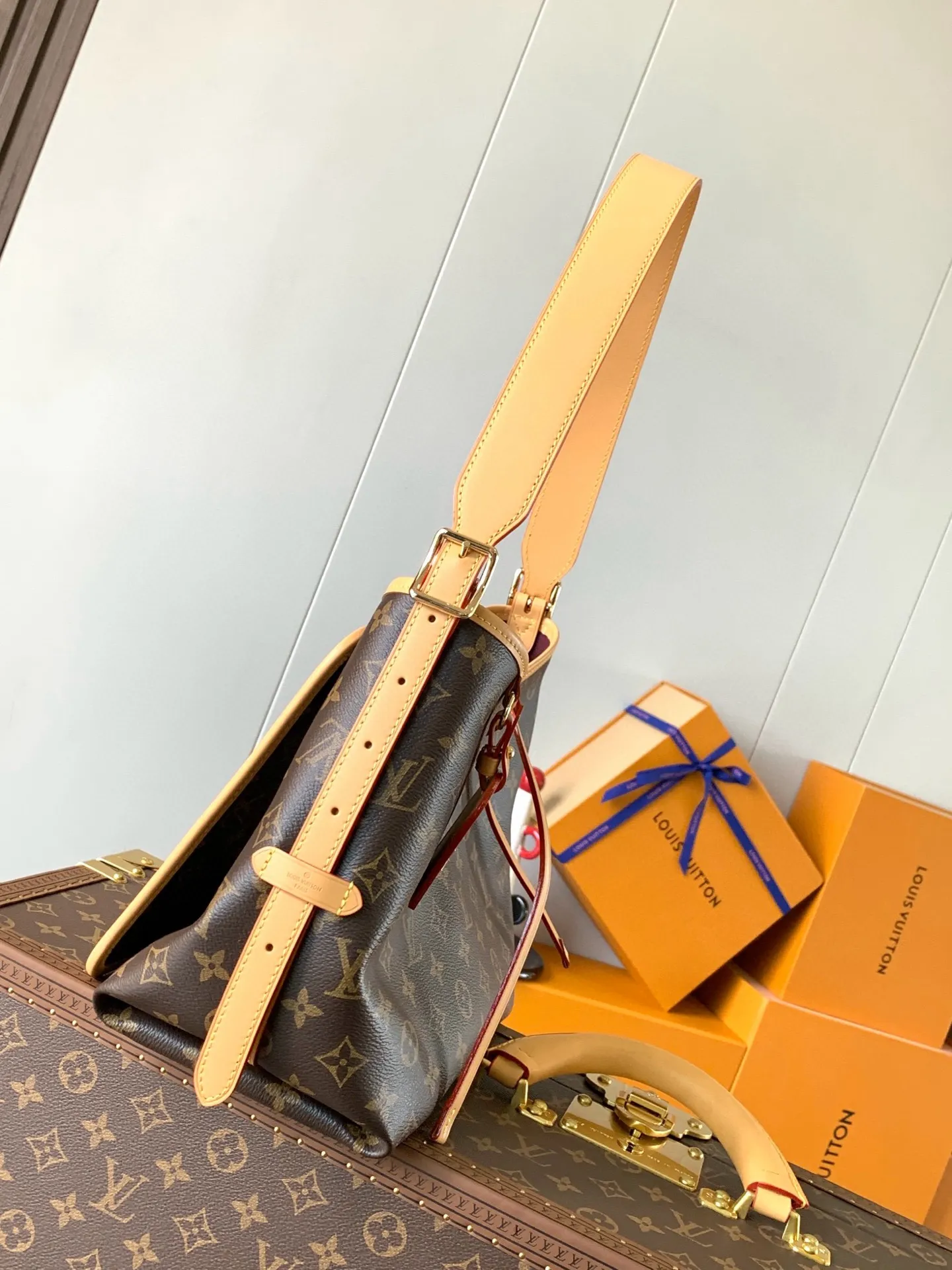 💰800 transcoding chip, top original M46203 CarryAll handbag made of Monogram canvas and leather trim, making it a personal companion for urban life. The generous construction features a neat inner layer, and an inner pocket adds a functional element. Monogram canvas zippered clutch secured with leather strap. Dimensions: 29 x 24 x 12 cm