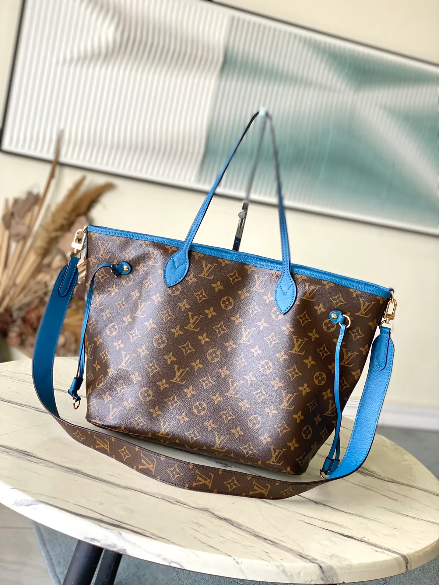 💰1080 Top Original Order M13753 As one of Louis Vuitton's classic designs, the Neverfull Bandouliere Inside Out medium handbag is made of Monogram canvas and striped fabric, with a double-sided design to show new trends. The detachable shoulder strap makes it easy to carry across the body, and can also be transformed into a Hobo handbag through the side hook. Dimensions: 31 × 28 × 14 cm