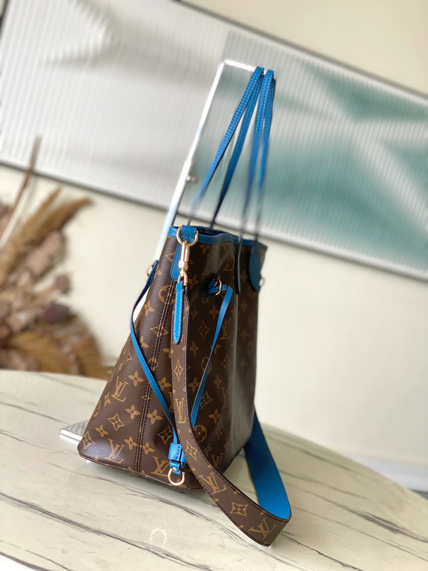 💰1080 Top Original Order M13753 As one of Louis Vuitton's classic designs, the Neverfull Bandouliere Inside Out medium handbag is made of Monogram canvas and striped fabric, with a double-sided design to show new trends. The detachable shoulder strap makes it easy to carry across the body, and can also be transformed into a Hobo handbag through the side hook. Dimensions: 31 × 28 × 14 cm