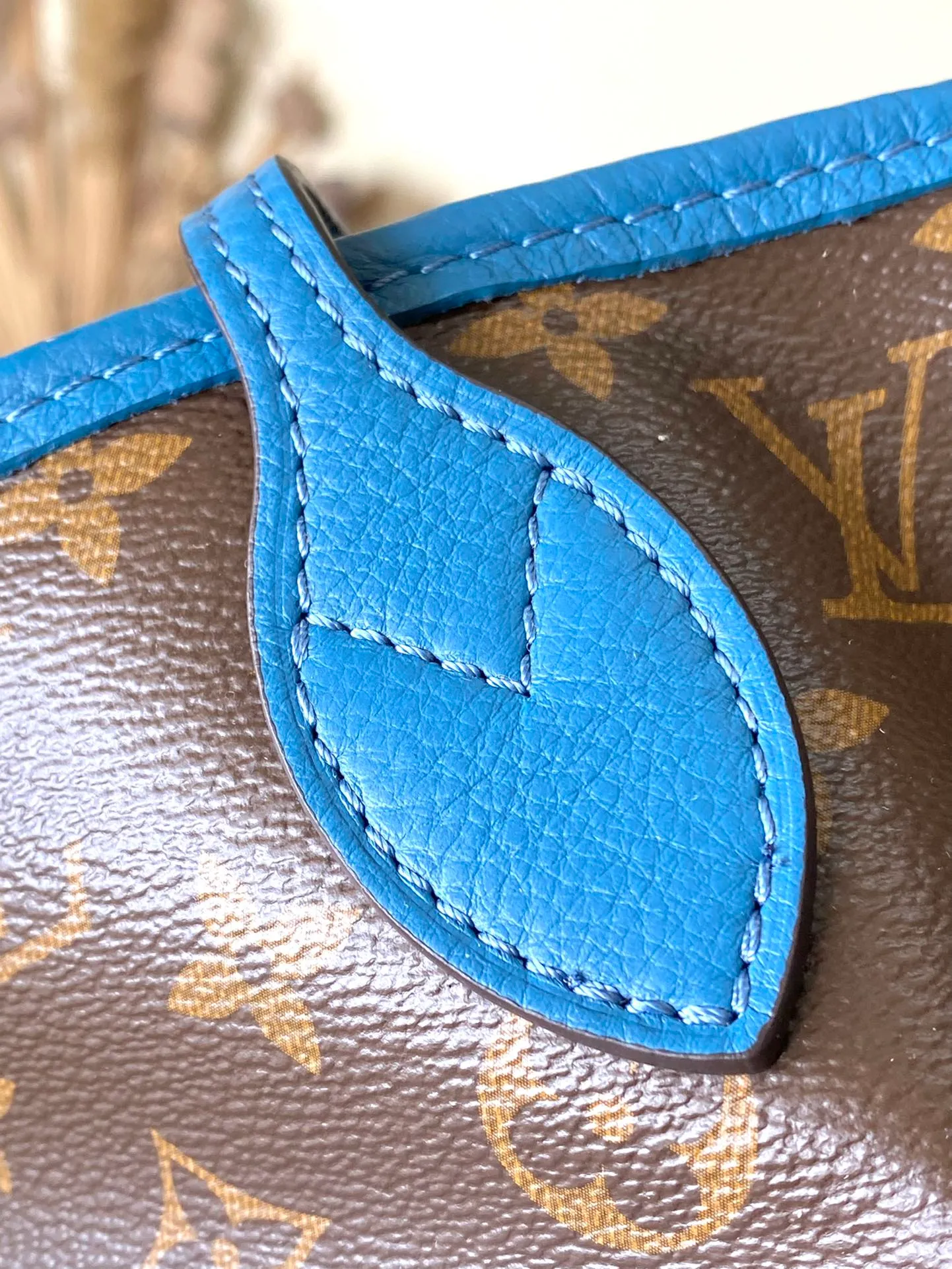 💰1080 Top Original Order M13753 As one of Louis Vuitton's classic designs, the Neverfull Bandouliere Inside Out medium handbag is made of Monogram canvas and striped fabric, with a double-sided design to show new trends. The detachable shoulder strap makes it easy to carry across the body, and can also be transformed into a Hobo handbag through the side hook. Dimensions: 31 × 28 × 14 cm