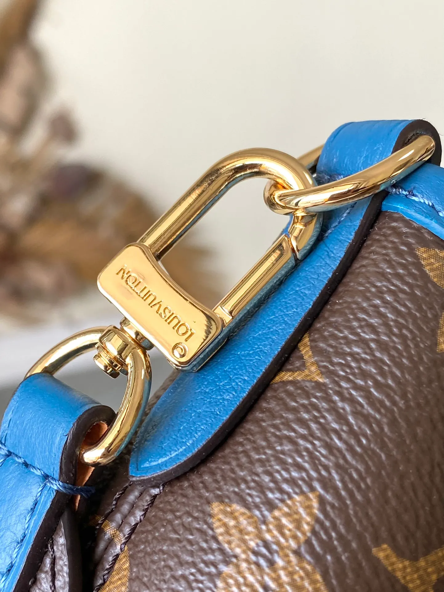 💰1080 Top Original Order M13753 As one of Louis Vuitton's classic designs, the Neverfull Bandouliere Inside Out medium handbag is made of Monogram canvas and striped fabric, with a double-sided design to show new trends. The detachable shoulder strap makes it easy to carry across the body, and can also be transformed into a Hobo handbag through the side hook. Dimensions: 31 × 28 × 14 cm