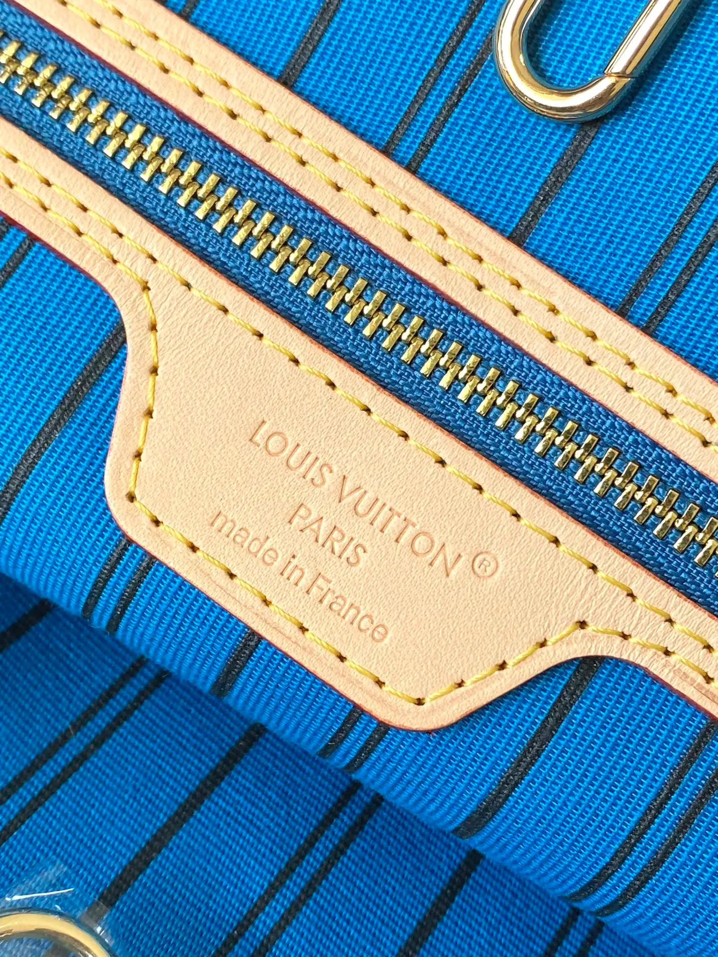 💰1080 Top Original Order M13753 As one of Louis Vuitton's classic designs, the Neverfull Bandouliere Inside Out medium handbag is made of Monogram canvas and striped fabric, with a double-sided design to show new trends. The detachable shoulder strap makes it easy to carry across the body, and can also be transformed into a Hobo handbag through the side hook. Dimensions: 31 × 28 × 14 cm