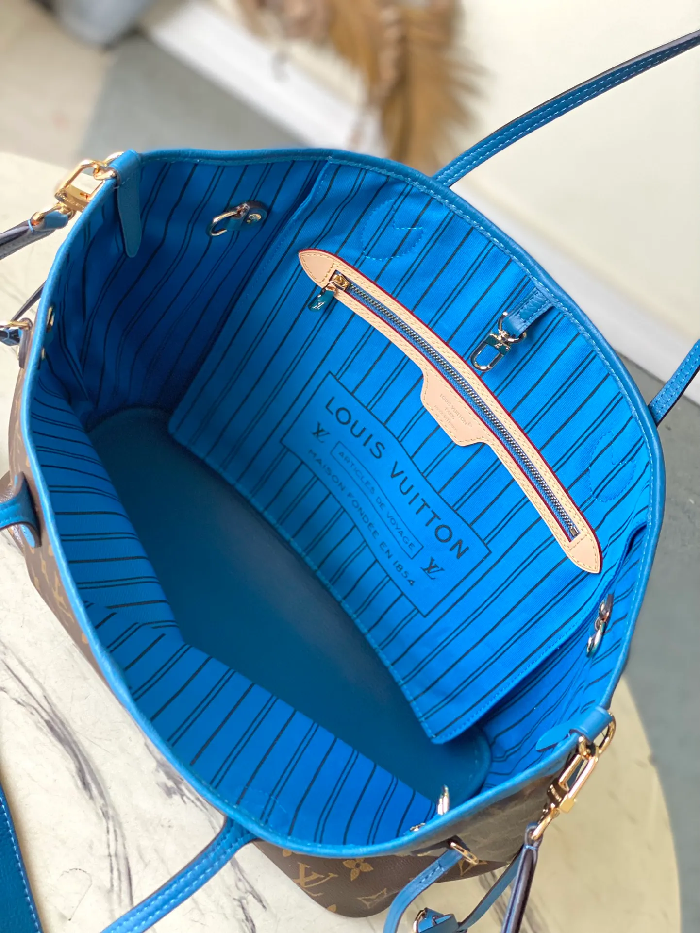 💰1080 Top Original Order M13753 As one of Louis Vuitton's classic designs, the Neverfull Bandouliere Inside Out medium handbag is made of Monogram canvas and striped fabric, with a double-sided design to show new trends. The detachable shoulder strap makes it easy to carry across the body, and can also be transformed into a Hobo handbag through the side hook. Dimensions: 31 × 28 × 14 cm