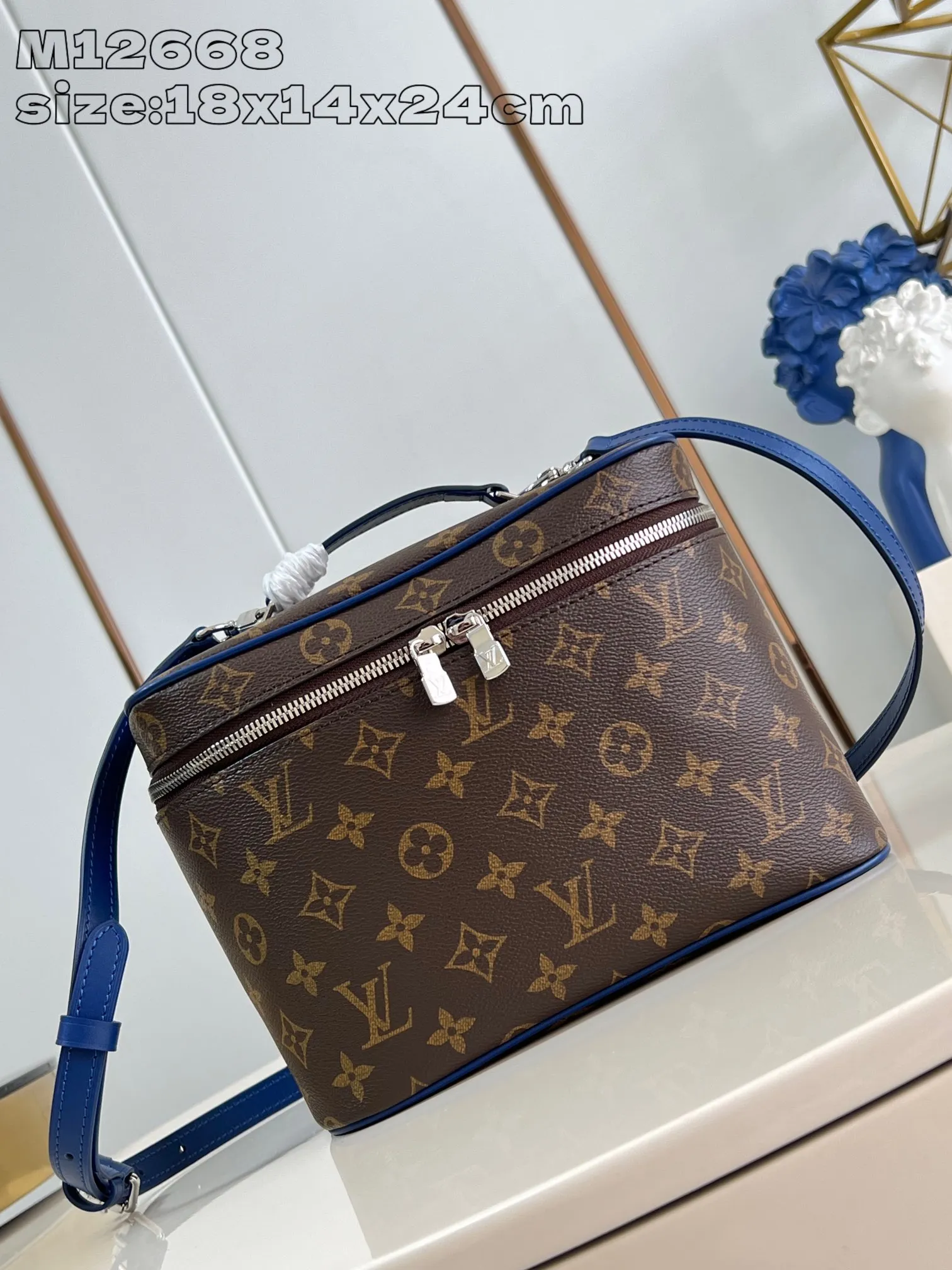 💰960 top original order [Exclusive real shot M12668 blue] This Nice BB cosmetic bag is made of Monogram Macassar canvas, paying tribute to the classic style of Nice Vanity cosmetic bag with elegant brushwork. Leather trim, top handles and a washable lining add a pop of color, and the top flap opens to reveal ample interior patch and zip pockets. 18 x 14.5 x 24 cm (height x width x length)