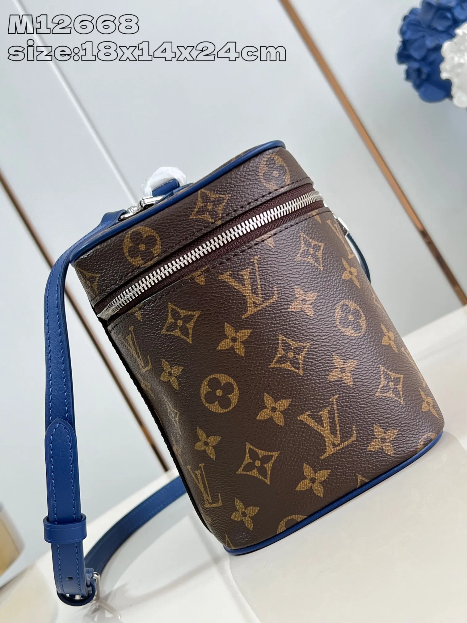 💰960 top original order [Exclusive real shot M12668 blue] This Nice BB cosmetic bag is made of Monogram Macassar canvas, paying tribute to the classic style of Nice Vanity cosmetic bag with elegant brushwork. Leather trim, top handles and a washable lining add a pop of color, and the top flap opens to reveal ample interior patch and zip pockets. 18 x 14.5 x 24 cm (height x width x length)