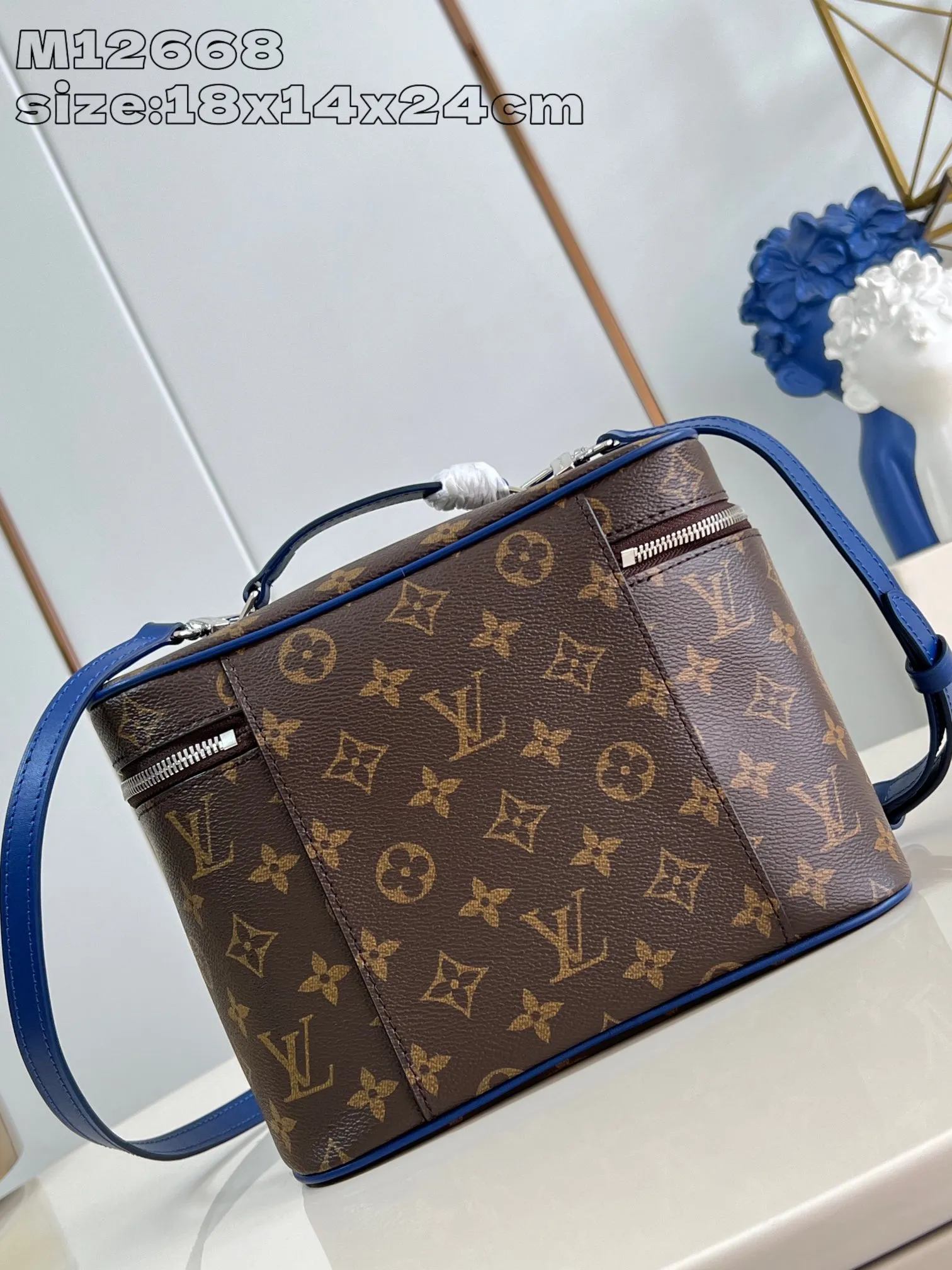 💰960 top original order [Exclusive real shot M12668 blue] This Nice BB cosmetic bag is made of Monogram Macassar canvas, paying tribute to the classic style of Nice Vanity cosmetic bag with elegant brushwork. Leather trim, top handles and a washable lining add a pop of color, and the top flap opens to reveal ample interior patch and zip pockets. 18 x 14.5 x 24 cm (height x width x length)