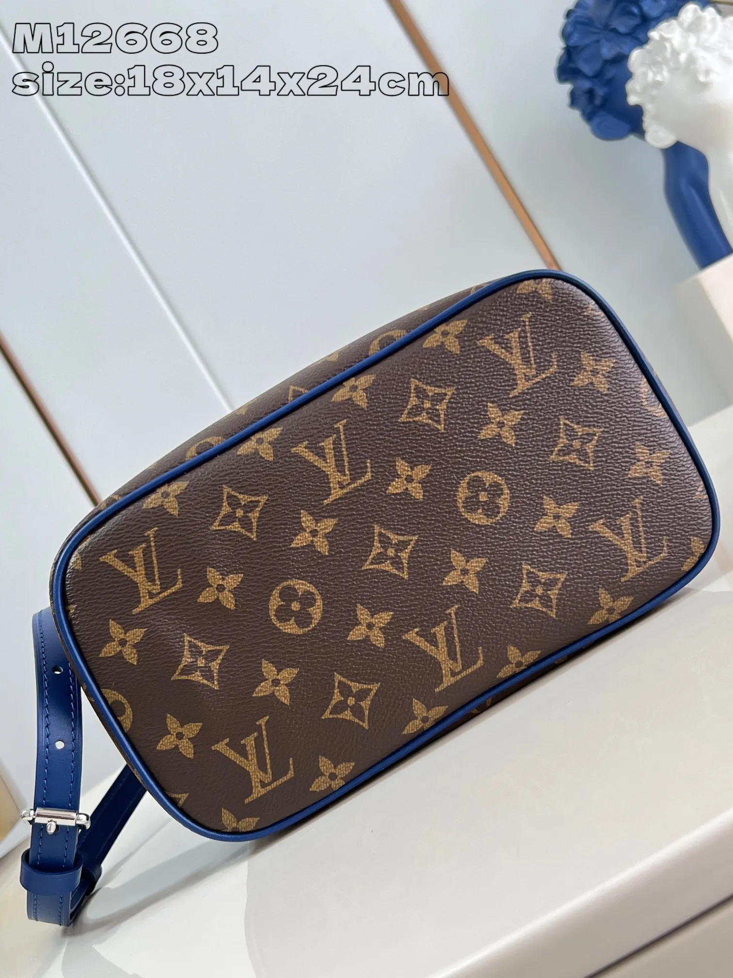 💰960 top original order [Exclusive real shot M12668 blue] This Nice BB cosmetic bag is made of Monogram Macassar canvas, paying tribute to the classic style of Nice Vanity cosmetic bag with elegant brushwork. Leather trim, top handles and a washable lining add a pop of color, and the top flap opens to reveal ample interior patch and zip pockets. 18 x 14.5 x 24 cm (height x width x length)
