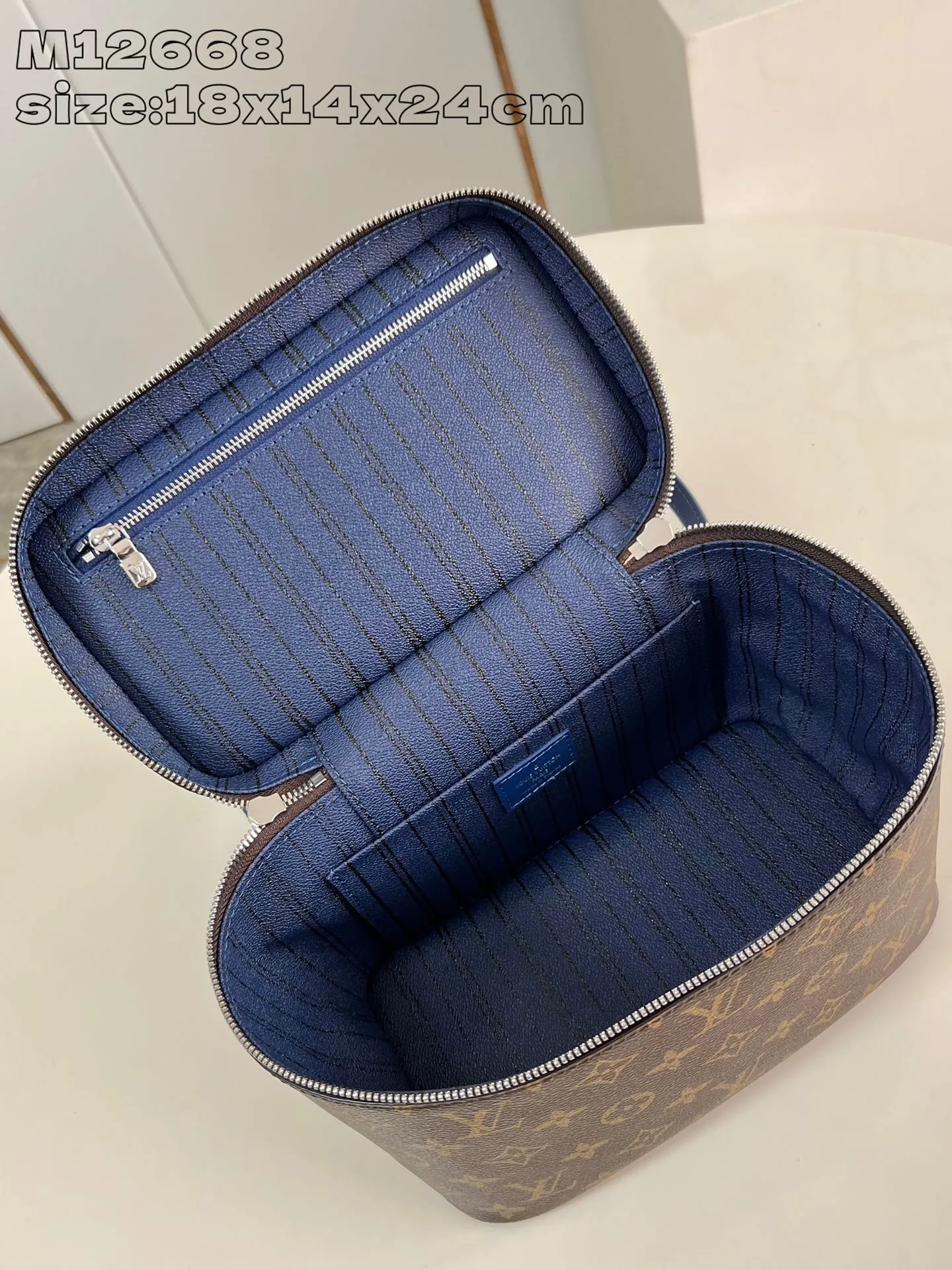 💰960 top original order [Exclusive real shot M12668 blue] This Nice BB cosmetic bag is made of Monogram Macassar canvas, paying tribute to the classic style of Nice Vanity cosmetic bag with elegant brushwork. Leather trim, top handles and a washable lining add a pop of color, and the top flap opens to reveal ample interior patch and zip pockets. 18 x 14.5 x 24 cm (height x width x length)