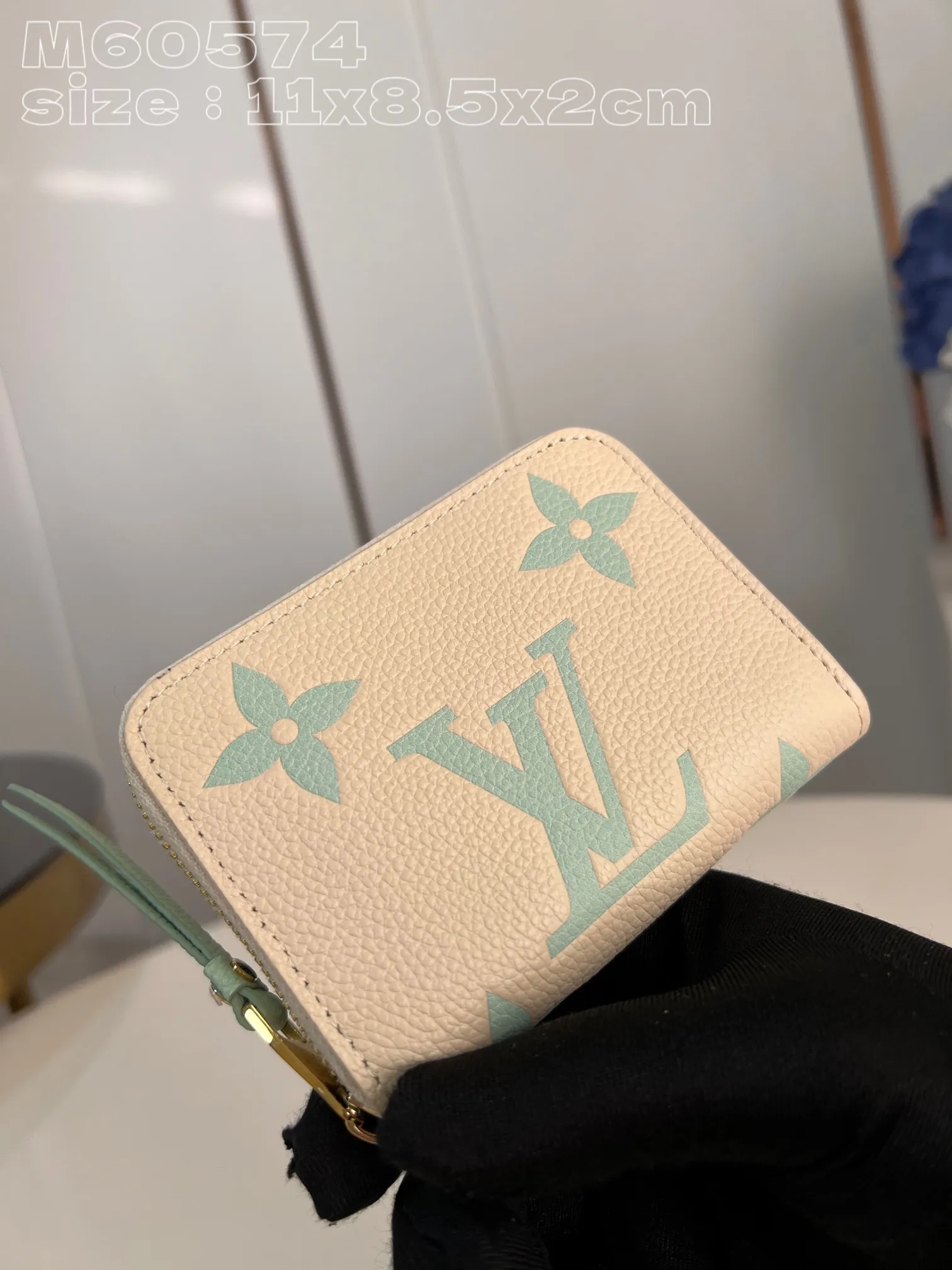 💰130 💎Upgraded from the original version🇫🇷 This Zippy zipper coin purse is made of Monogram Empreinte leather, with Monogram embossing on the surface. The compact structure hides ample space and can be easily put into a pocket or handbag, and can store credit cards, banknotes and coins. Wraparound zipper with LV stamped puller. Model: M60574 Matcha Green Dimensions: 11 x 8.5 x 2 cm (length x height x width)