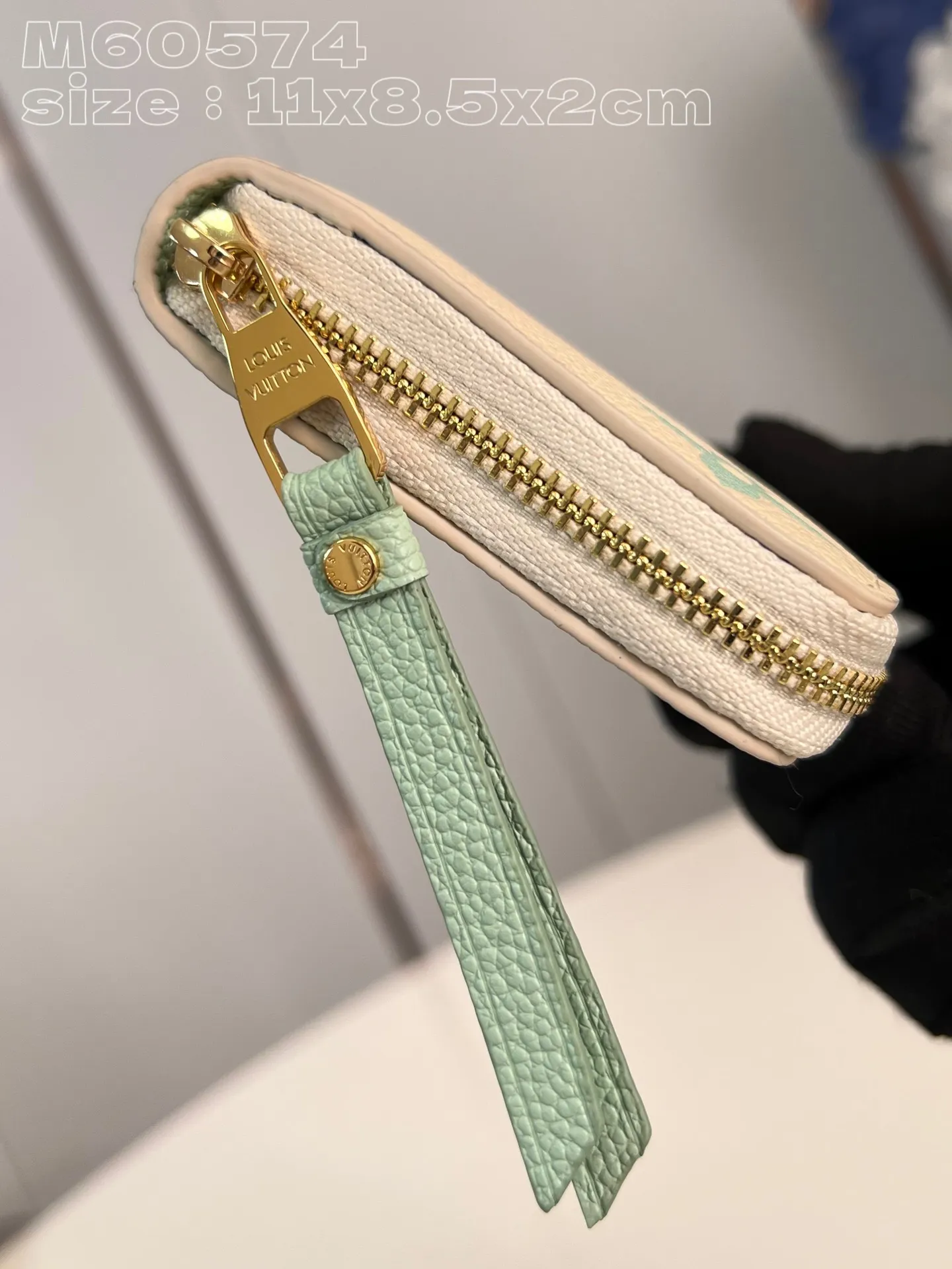 💰130 💎Upgraded from the original version🇫🇷 This Zippy zipper coin purse is made of Monogram Empreinte leather, with Monogram embossing on the surface. The compact structure hides ample space and can be easily put into a pocket or handbag, and can store credit cards, banknotes and coins. Wraparound zipper with LV stamped puller. Model: M60574 Matcha Green Dimensions: 11 x 8.5 x 2 cm (length x height x width)