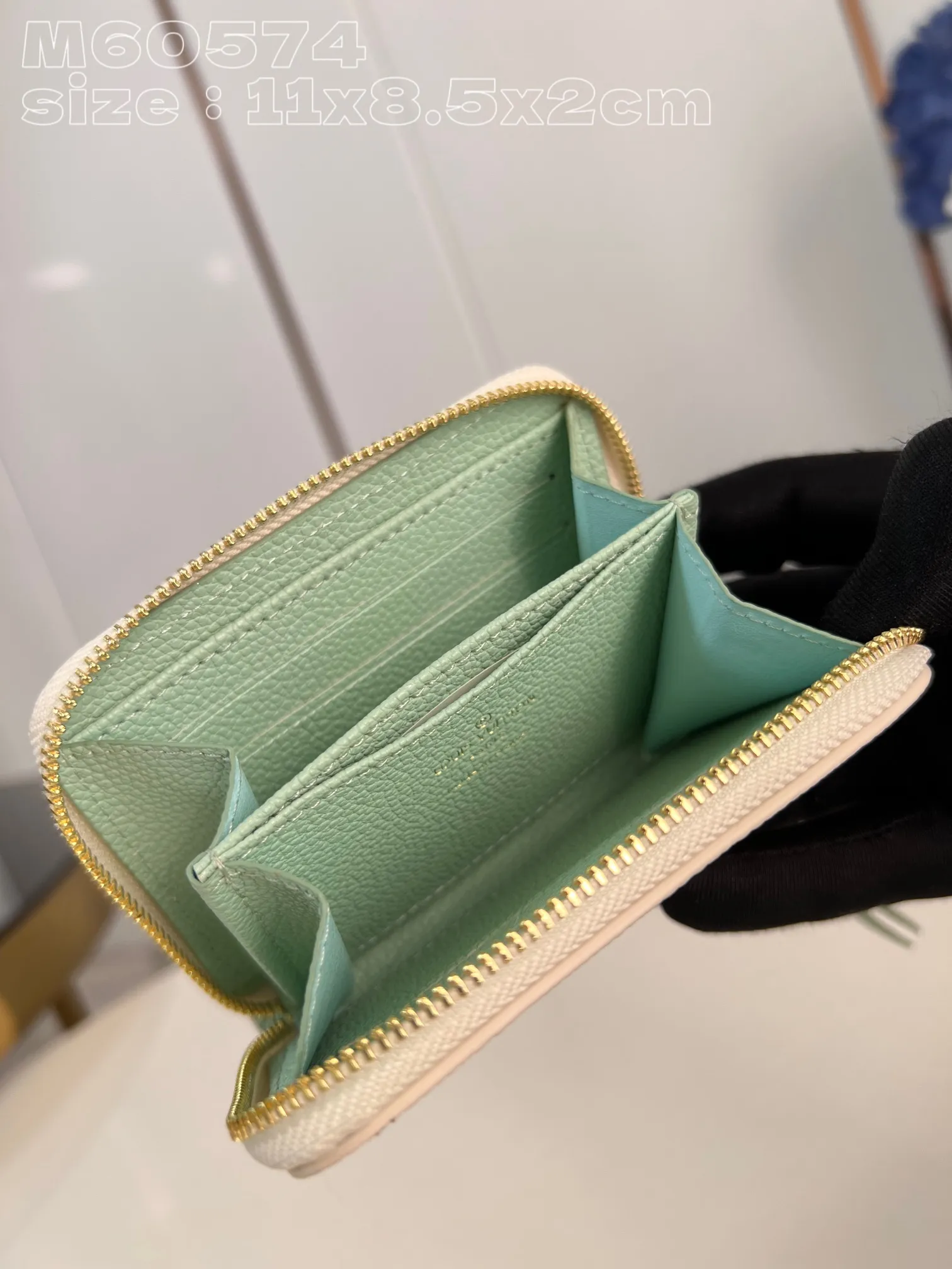 💰130 💎Upgraded from the original version🇫🇷 This Zippy zipper coin purse is made of Monogram Empreinte leather, with Monogram embossing on the surface. The compact structure hides ample space and can be easily put into a pocket or handbag, and can store credit cards, banknotes and coins. Wraparound zipper with LV stamped puller. Model: M60574 Matcha Green Dimensions: 11 x 8.5 x 2 cm (length x height x width)