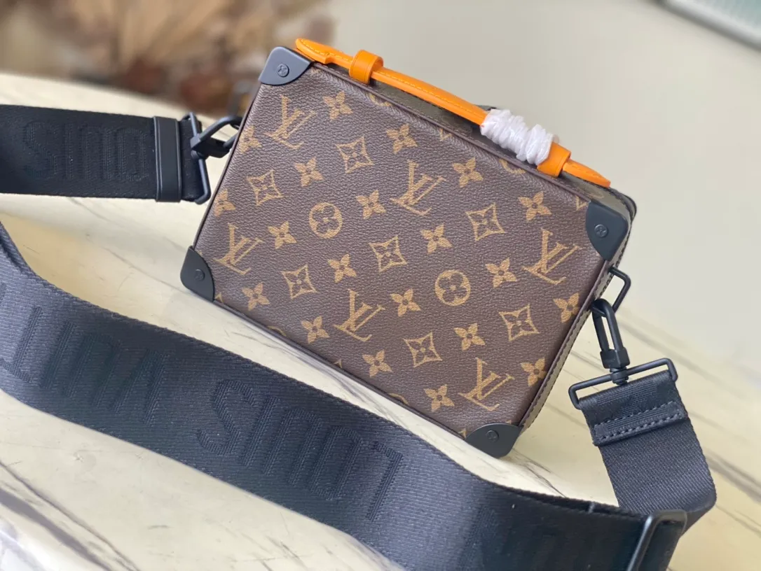 💰940 Top Original M46689 Yellow Leather This Handle Soft Trunk handbag is made of Monogram Macassar coated canvas, with bright leather for the horizontal straps and top handle. Metal parts such as reinforced corners and rivets give a matte look, and the fabric shoulder straps with detachable and adjustable marking points provide a comfortable shoulder-carrying experience. Dimensions: 21.5 × 15 × 7 cm