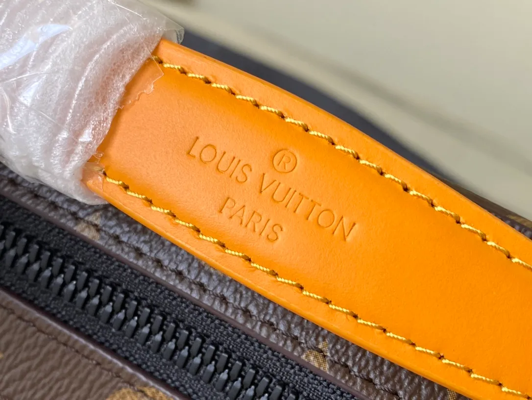 💰940 Top Original M46689 Yellow Leather This Handle Soft Trunk handbag is made of Monogram Macassar coated canvas, with bright leather for the horizontal straps and top handle. Metal parts such as reinforced corners and rivets give a matte look, and the fabric shoulder straps with detachable and adjustable marking points provide a comfortable shoulder-carrying experience. Dimensions: 21.5 × 15 × 7 cm
