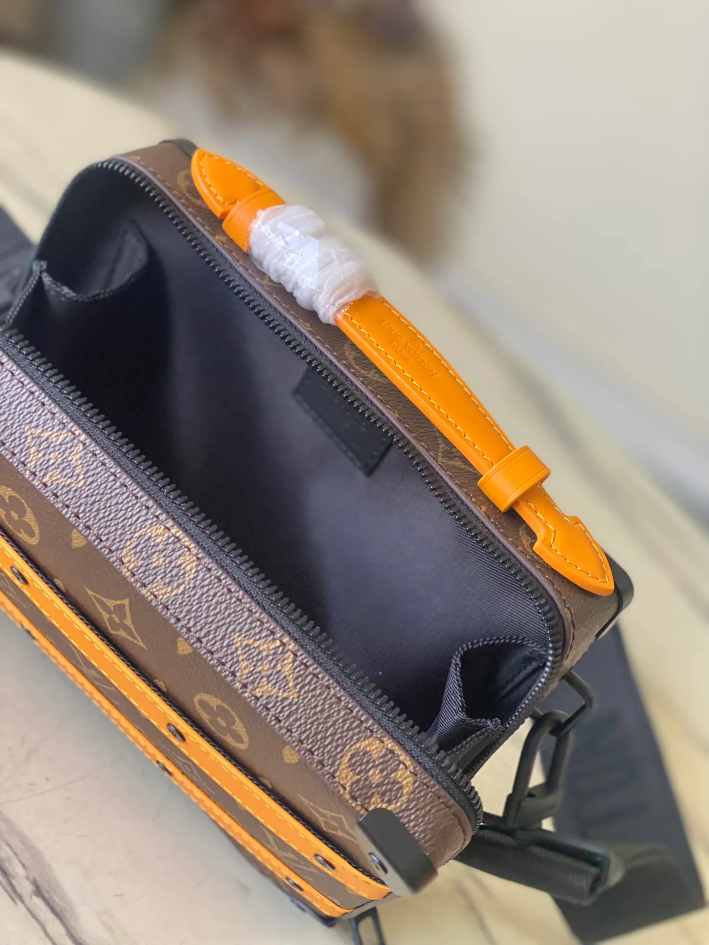 💰940 Top Original M46689 Yellow Leather This Handle Soft Trunk handbag is made of Monogram Macassar coated canvas, with bright leather for the horizontal straps and top handle. Metal parts such as reinforced corners and rivets give a matte look, and the fabric shoulder straps with detachable and adjustable marking points provide a comfortable shoulder-carrying experience. Dimensions: 21.5 × 15 × 7 cm