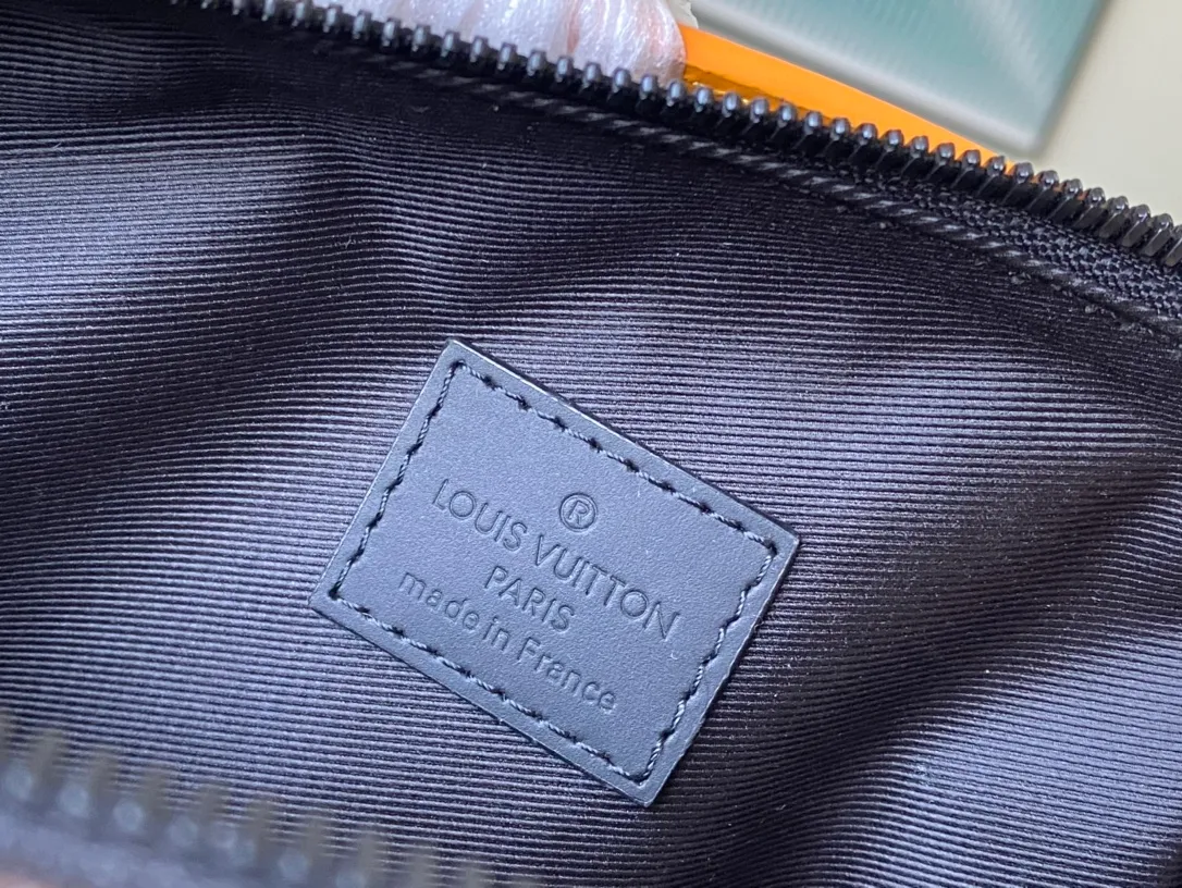💰940 Top Original M46689 Yellow Leather This Handle Soft Trunk handbag is made of Monogram Macassar coated canvas, with bright leather for the horizontal straps and top handle. Metal parts such as reinforced corners and rivets give a matte look, and the fabric shoulder straps with detachable and adjustable marking points provide a comfortable shoulder-carrying experience. Dimensions: 21.5 × 15 × 7 cm