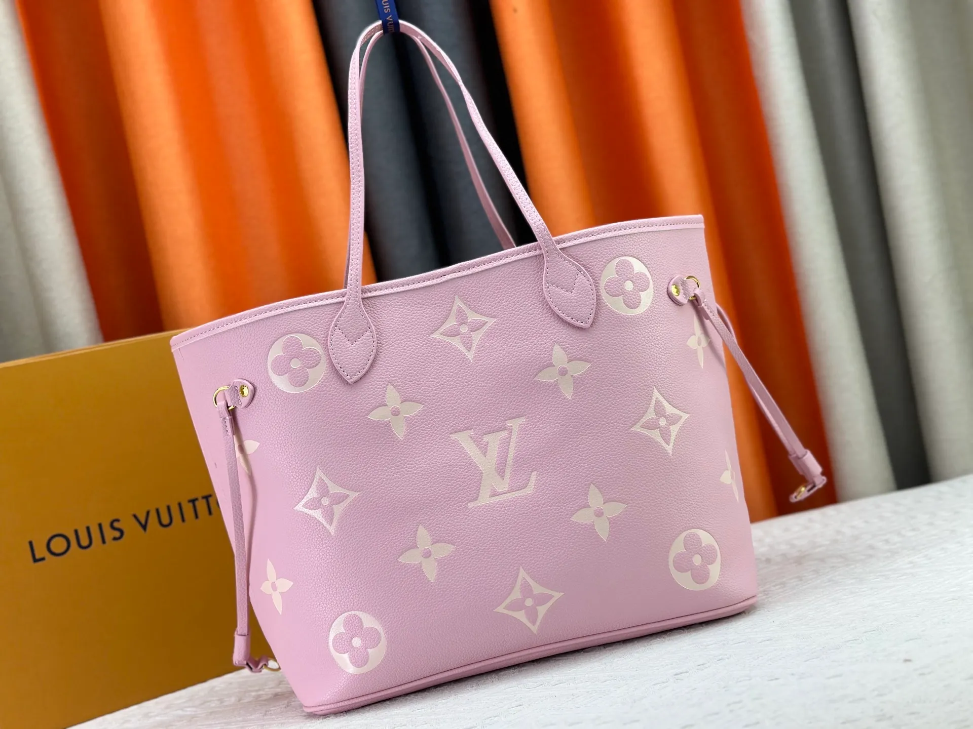 P220 Upgraded original M14210 M45686 M46649 M58907 M46329 M21579 M45685 M46676 M40995 This Neverfull medium handbag uses embossing and printing processes to depict the Monogram pattern on the cow leather. Tighten the side straps and the tote instantly transforms into an elegant urban handbag; the long handle makes it easy to carry over the shoulder or elbow. 31.0 x 28.0 x 14.0 cm (length x height x width)