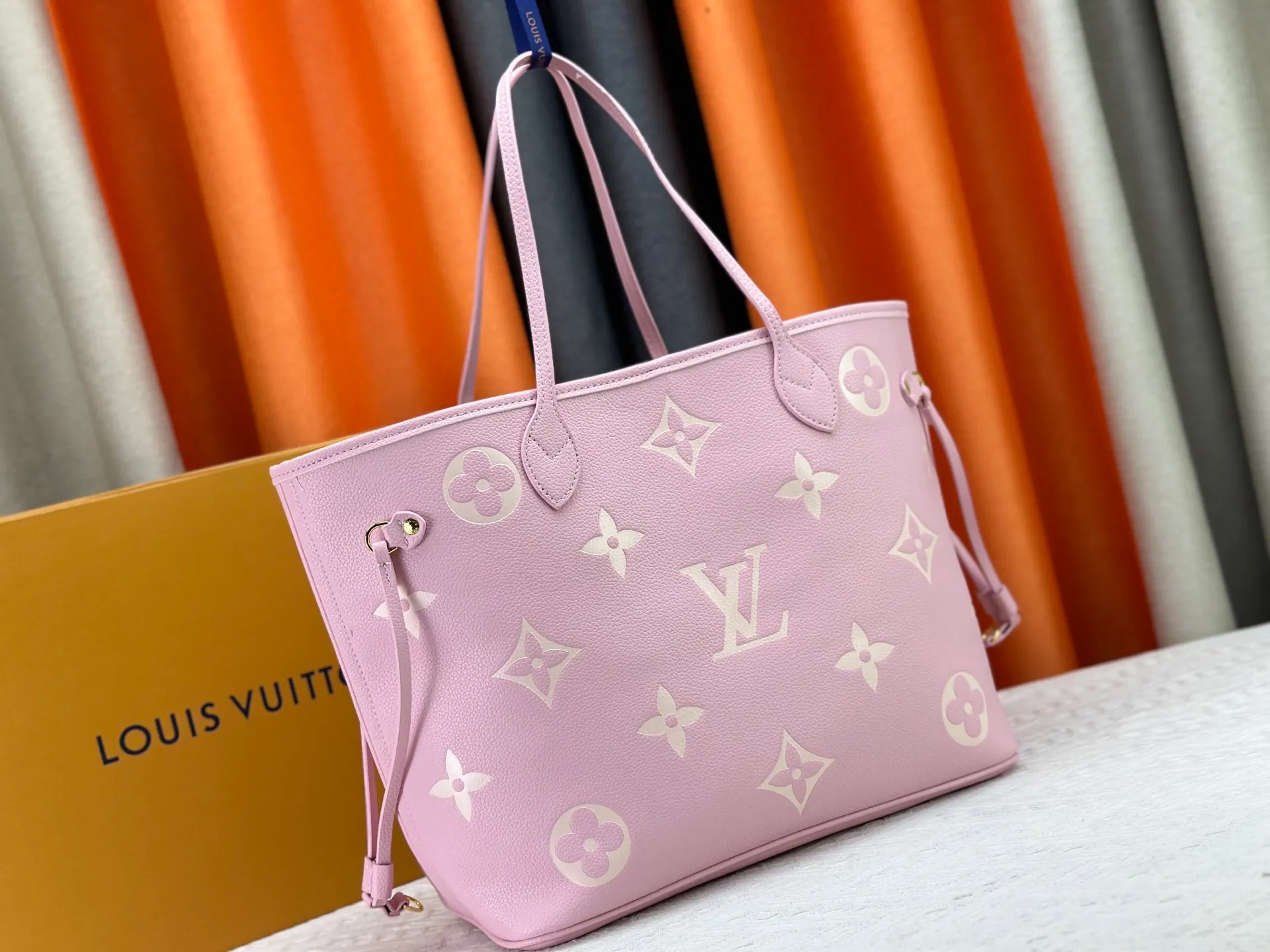 P220 Upgraded original M14210 M45686 M46649 M58907 M46329 M21579 M45685 M46676 M40995 This Neverfull medium handbag uses embossing and printing processes to depict the Monogram pattern on the cow leather. Tighten the side straps and the tote instantly transforms into an elegant urban handbag; the long handle makes it easy to carry over the shoulder or elbow. 31.0 x 28.0 x 14.0 cm (length x height x width)