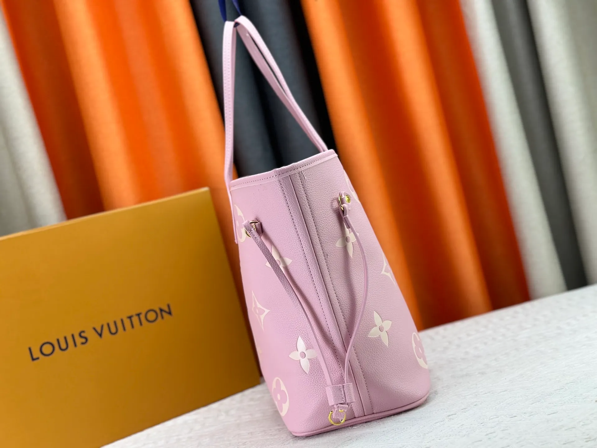 P220 Upgraded original M14210 M45686 M46649 M58907 M46329 M21579 M45685 M46676 M40995 This Neverfull medium handbag uses embossing and printing processes to depict the Monogram pattern on the cow leather. Tighten the side straps and the tote instantly transforms into an elegant urban handbag; the long handle makes it easy to carry over the shoulder or elbow. 31.0 x 28.0 x 14.0 cm (length x height x width)