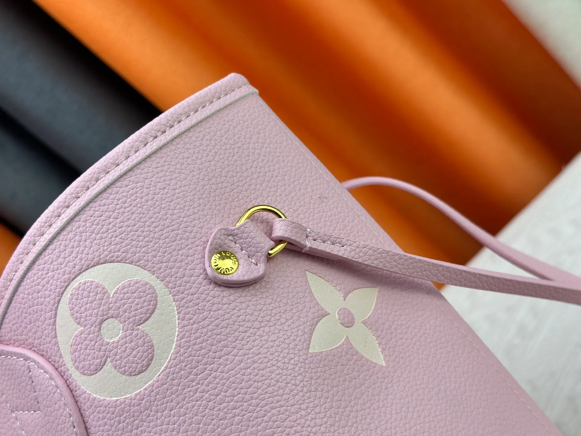 P220 Upgraded original M14210 M45686 M46649 M58907 M46329 M21579 M45685 M46676 M40995 This Neverfull medium handbag uses embossing and printing processes to depict the Monogram pattern on the cow leather. Tighten the side straps and the tote instantly transforms into an elegant urban handbag; the long handle makes it easy to carry over the shoulder or elbow. 31.0 x 28.0 x 14.0 cm (length x height x width)