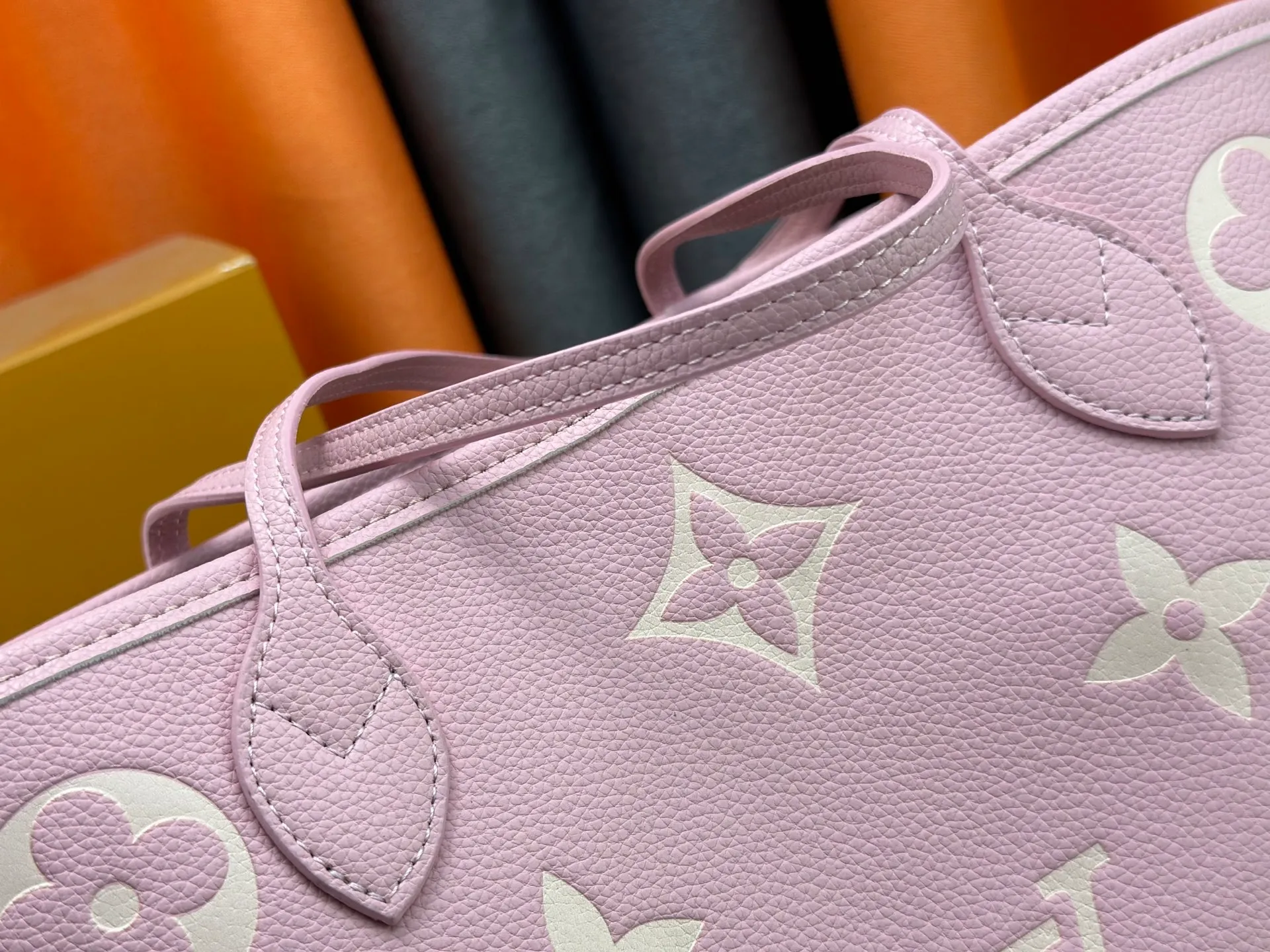 P220 Upgraded original M14210 M45686 M46649 M58907 M46329 M21579 M45685 M46676 M40995 This Neverfull medium handbag uses embossing and printing processes to depict the Monogram pattern on the cow leather. Tighten the side straps and the tote instantly transforms into an elegant urban handbag; the long handle makes it easy to carry over the shoulder or elbow. 31.0 x 28.0 x 14.0 cm (length x height x width)