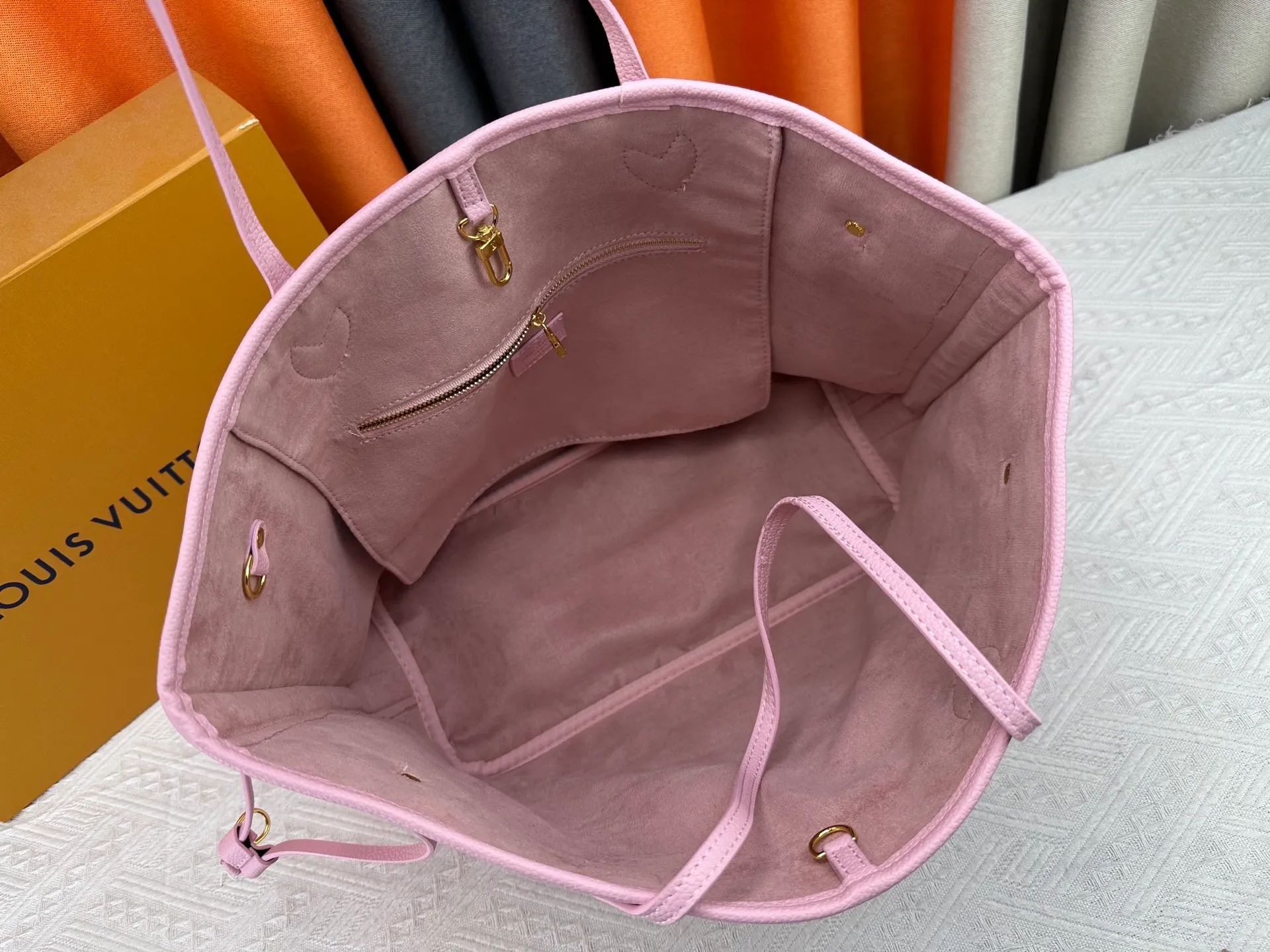 P220 Upgraded original M14210 M45686 M46649 M58907 M46329 M21579 M45685 M46676 M40995 This Neverfull medium handbag uses embossing and printing processes to depict the Monogram pattern on the cow leather. Tighten the side straps and the tote instantly transforms into an elegant urban handbag; the long handle makes it easy to carry over the shoulder or elbow. 31.0 x 28.0 x 14.0 cm (length x height x width)