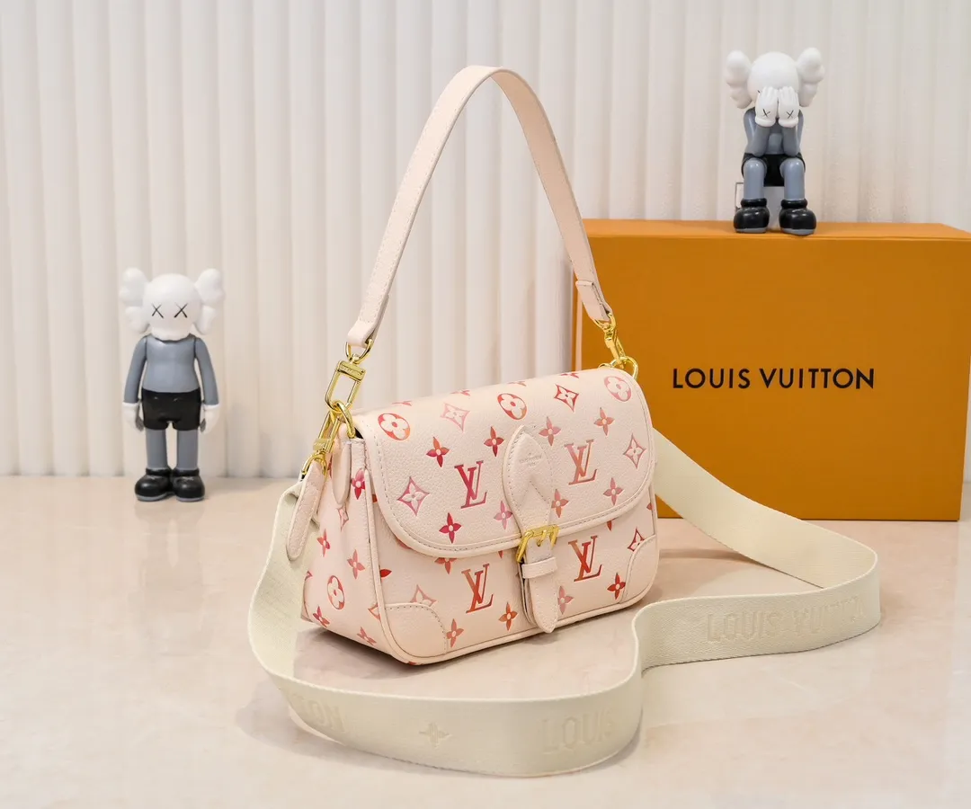 Batch 260 M45985 new full leather gradient oil color silk screen baguette bag series new Diane handbag Diane satchel is made of Monogram Empreinte, made of the brand's iconic embossed leather. This versatile bag comes with a removable leather shoulder strap that can be worn over the shoulder or by hand, as well as a roomy removable jacquard crossbody bag with 'Louis Vuitton' printed strap. This versatile bag can be styled in chic or sporty fashion to match the overall style or mood. Dimensions: 25.0×9.0×15.0 cm.