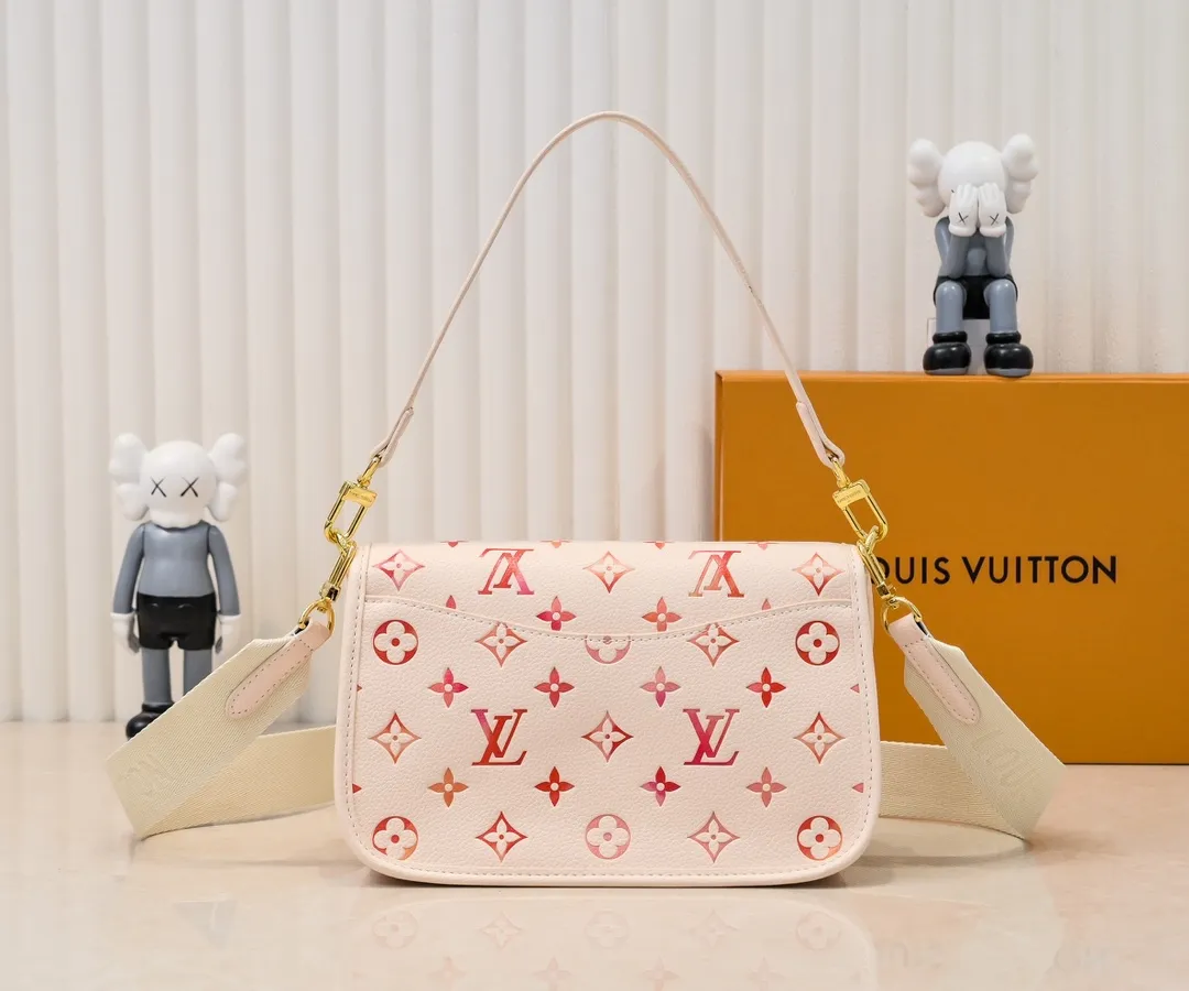 Batch 260 M45985 new full leather gradient oil color silk screen baguette bag series new Diane handbag Diane satchel is made of Monogram Empreinte, made of the brand's iconic embossed leather. This versatile bag comes with a removable leather shoulder strap that can be worn over the shoulder or by hand, as well as a roomy removable jacquard crossbody bag with 'Louis Vuitton' printed strap. This versatile bag can be styled in chic or sporty fashion to match the overall style or mood. Dimensions: 25.0×9.0×15.0 cm.