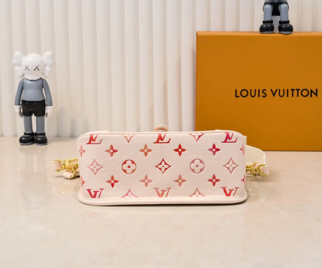 Batch 260 M45985 new full leather gradient oil color silk screen baguette bag series new Diane handbag Diane satchel is made of Monogram Empreinte, made of the brand's iconic embossed leather. This versatile bag comes with a removable leather shoulder strap that can be worn over the shoulder or by hand, as well as a roomy removable jacquard crossbody bag with 'Louis Vuitton' printed strap. This versatile bag can be styled in chic or sporty fashion to match the overall style or mood. Dimensions: 25.0×9.0×15.0 cm.