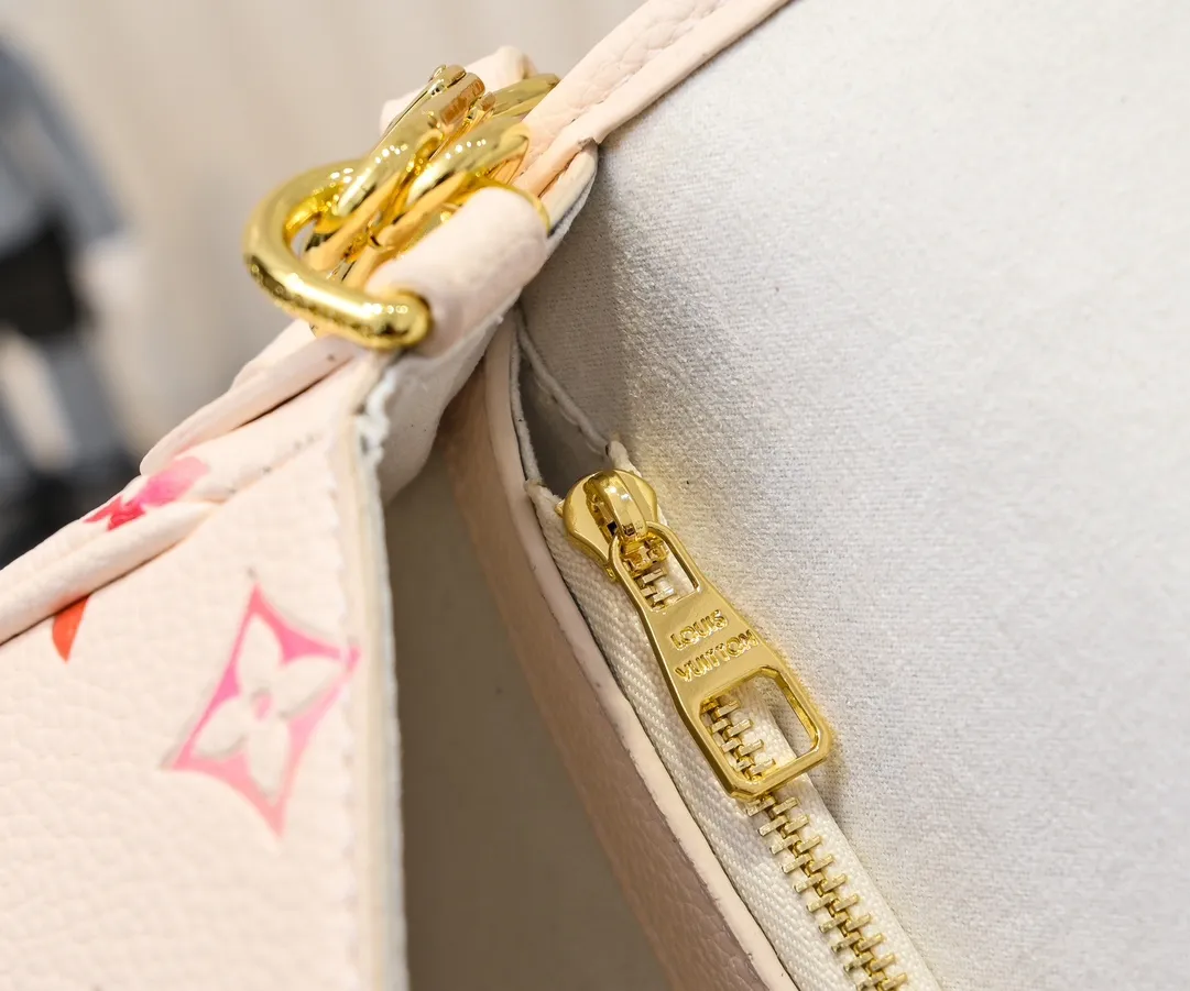 Batch 260 M45985 new full leather gradient oil color silk screen baguette bag series new Diane handbag Diane satchel is made of Monogram Empreinte, made of the brand's iconic embossed leather. This versatile bag comes with a removable leather shoulder strap that can be worn over the shoulder or by hand, as well as a roomy removable jacquard crossbody bag with 'Louis Vuitton' printed strap. This versatile bag can be styled in chic or sporty fashion to match the overall style or mood. Dimensions: 25.0×9.0×15.0 cm.