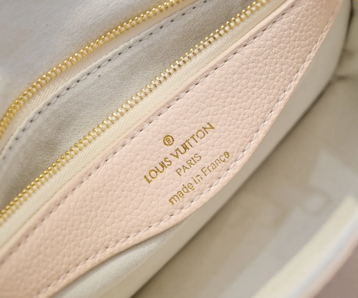 Batch 260 M45985 new full leather gradient oil color silk screen baguette bag series new Diane handbag Diane satchel is made of Monogram Empreinte, made of the brand's iconic embossed leather. This versatile bag comes with a removable leather shoulder strap that can be worn over the shoulder or by hand, as well as a roomy removable jacquard crossbody bag with 'Louis Vuitton' printed strap. This versatile bag can be styled in chic or sporty fashion to match the overall style or mood. Dimensions: 25.0×9.0×15.0 cm.