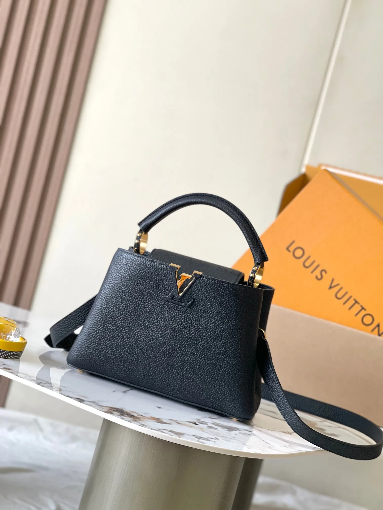 p3800 [Special grade MB chip version original leather] This Capucines BB handbag Model: M24728 black dynamic chip version Material: A-grade all-steel hardware, imported original fabric Packaging: full set of original duty-free MB packaging Size: 27*18*9CM