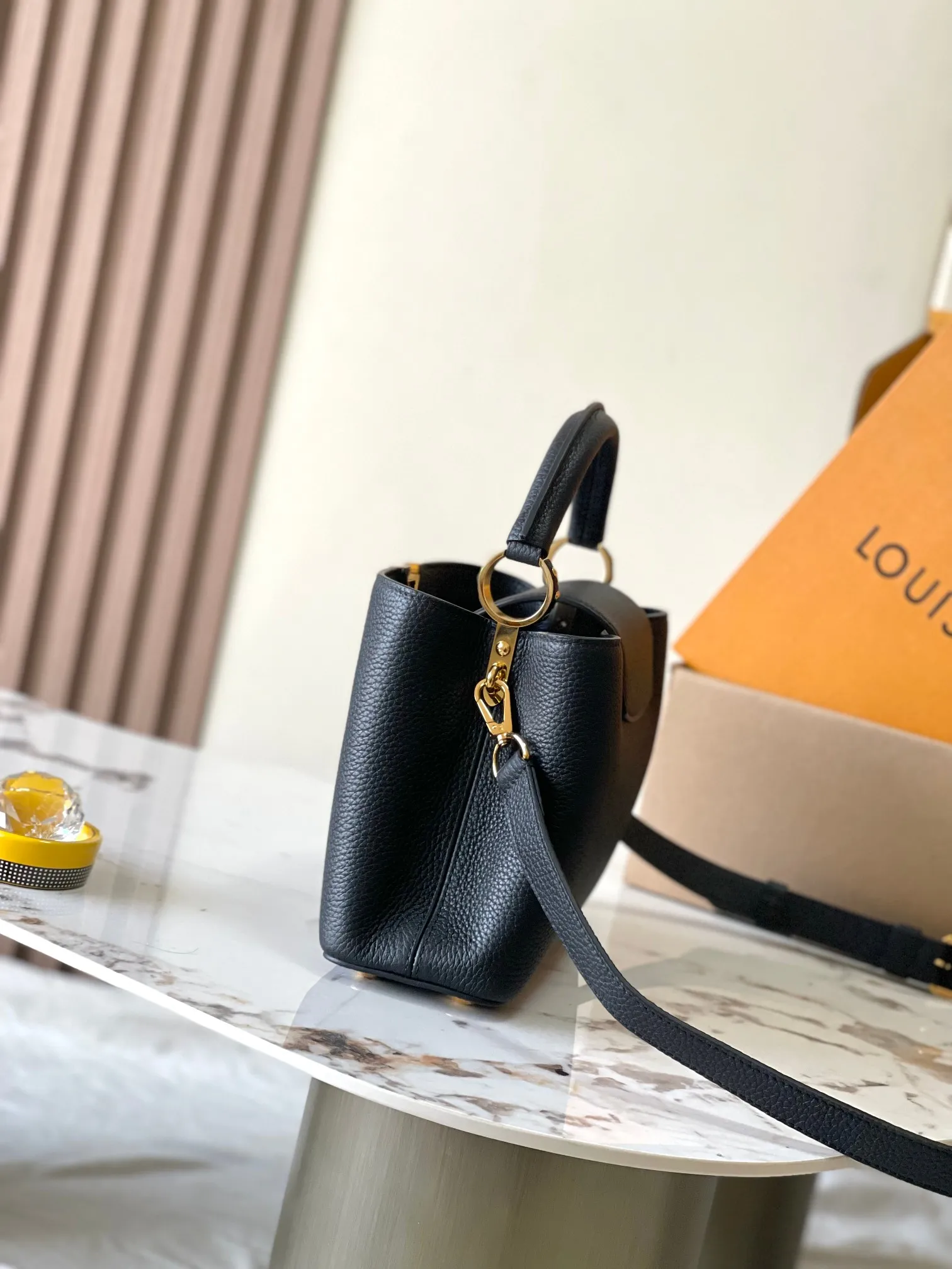 p3800 [Special grade MB chip version original leather] This Capucines BB handbag Model: M24728 black dynamic chip version Material: A-grade all-steel hardware, imported original fabric Packaging: full set of original duty-free MB packaging Size: 27*18*9CM