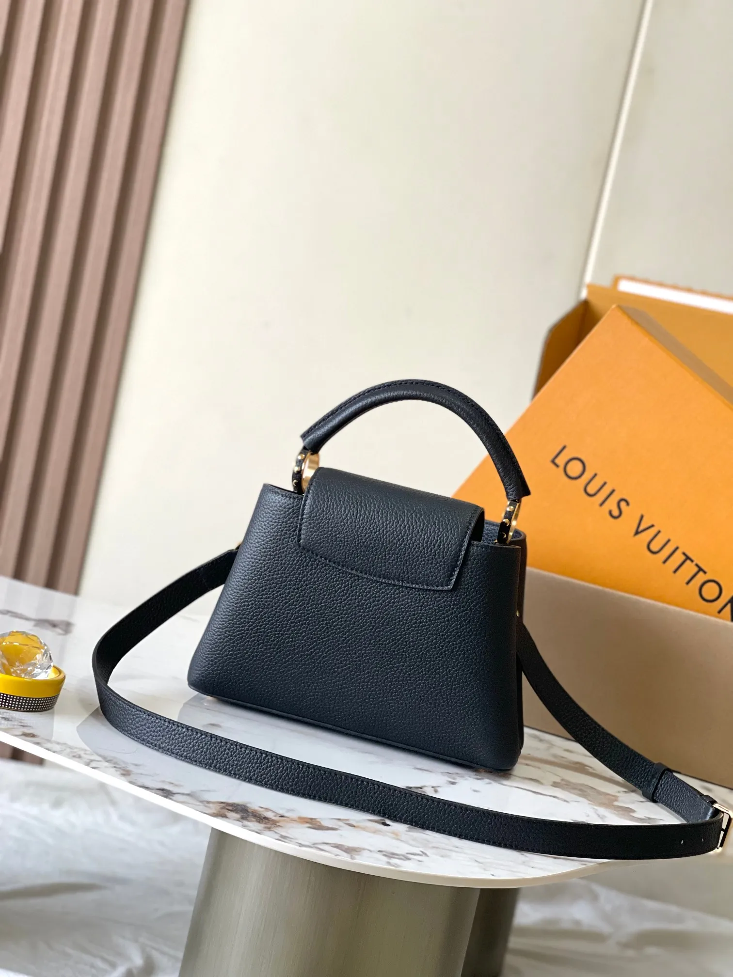 p3800 [Special grade MB chip version original leather] This Capucines BB handbag Model: M24728 black dynamic chip version Material: A-grade all-steel hardware, imported original fabric Packaging: full set of original duty-free MB packaging Size: 27*18*9CM