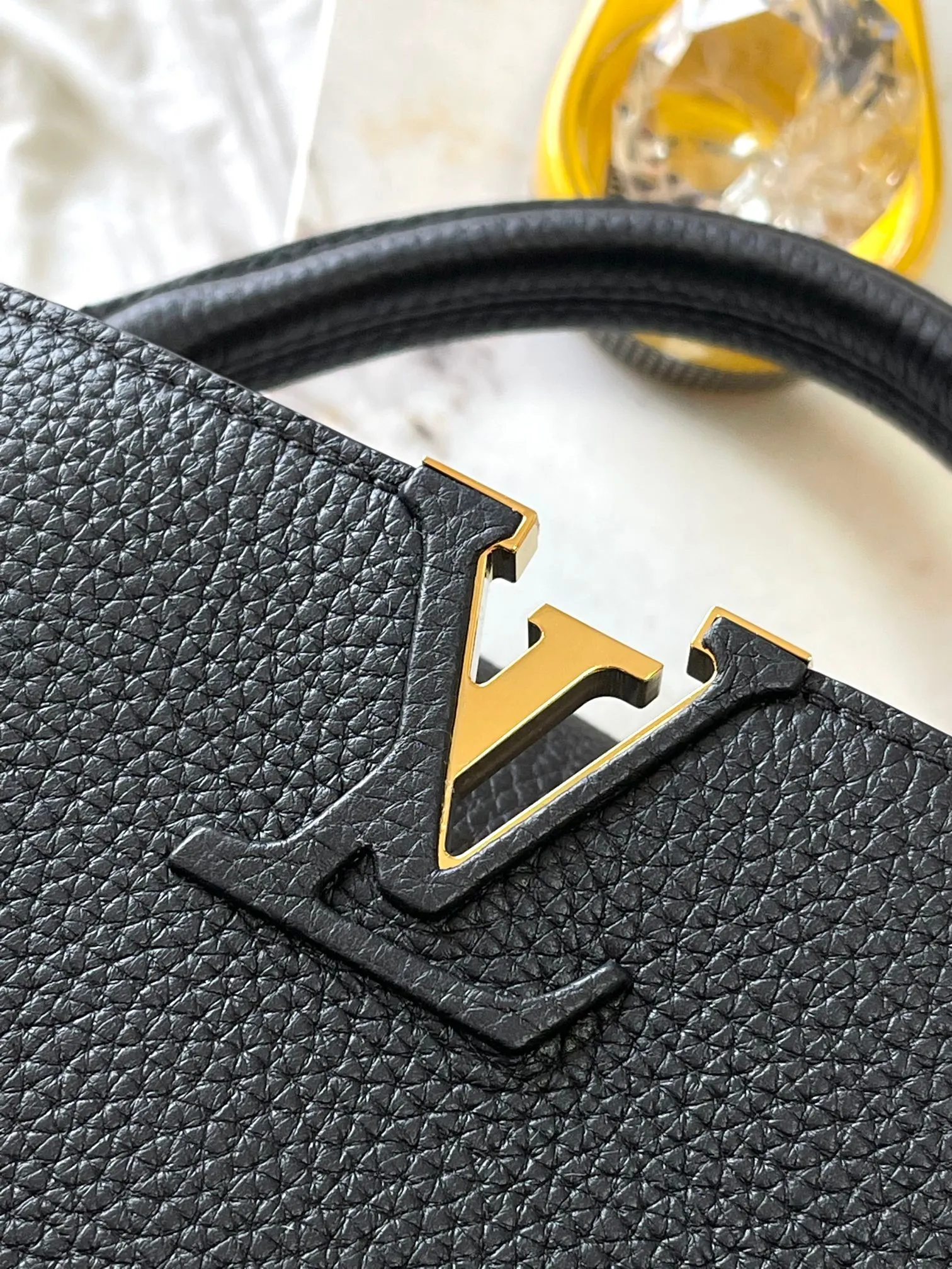 p3800 [Special grade MB chip version original leather] This Capucines BB handbag Model: M24728 black dynamic chip version Material: A-grade all-steel hardware, imported original fabric Packaging: full set of original duty-free MB packaging Size: 27*18*9CM