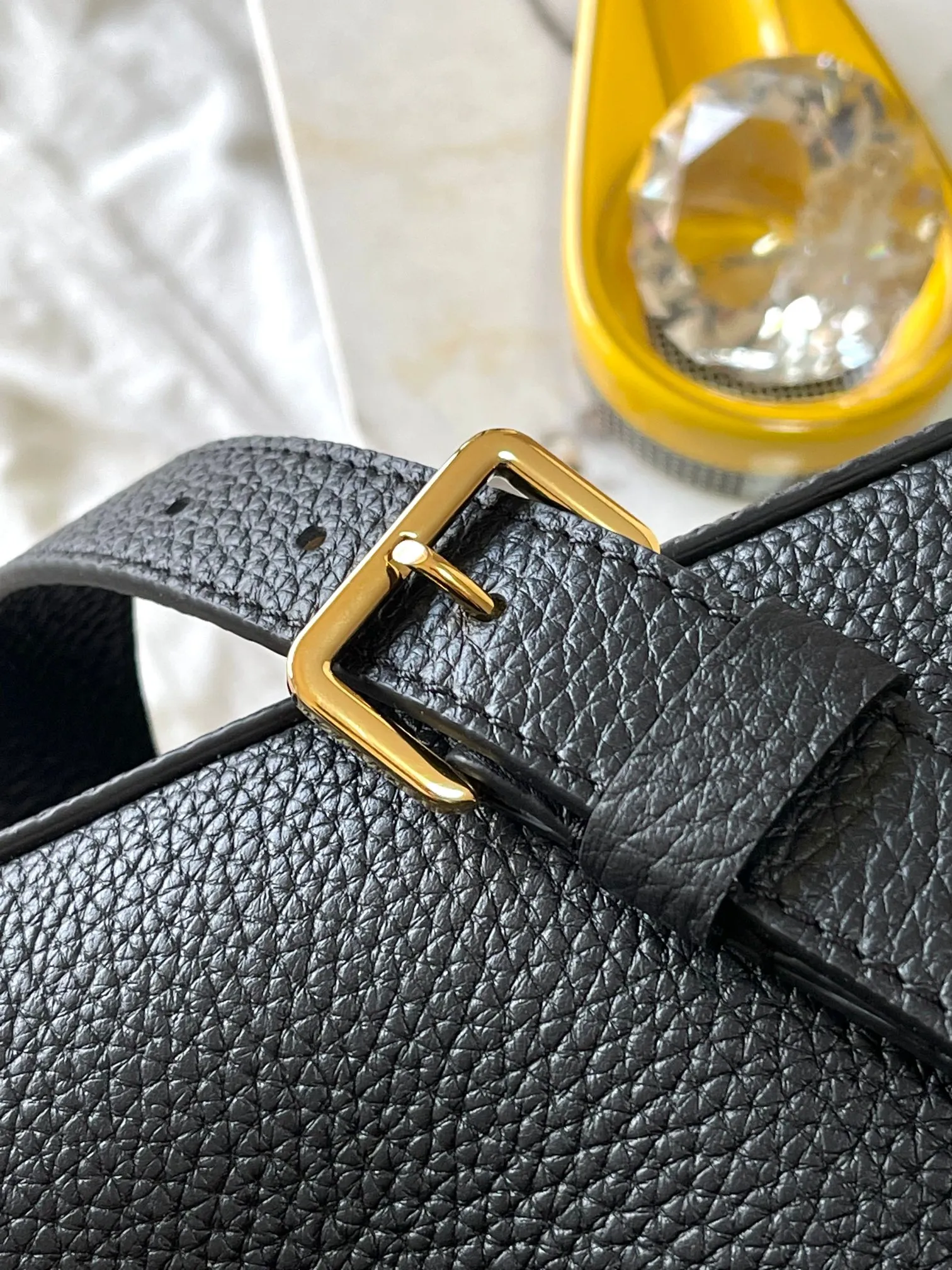 p3800 [Special grade MB chip version original leather] This Capucines BB handbag Model: M24728 black dynamic chip version Material: A-grade all-steel hardware, imported original fabric Packaging: full set of original duty-free MB packaging Size: 27*18*9CM
