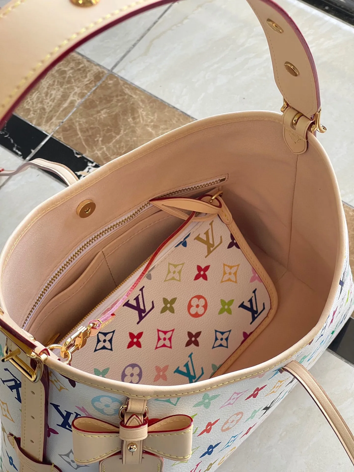 💰1000 Top Original Order M13661 This small CarryAll handbag comes from the Louis Vuitton Calf leather trim creates a figure-hugging fit, and a designer plaque details the elegant bow. Dimensions: 29 × 24 × 12 cm