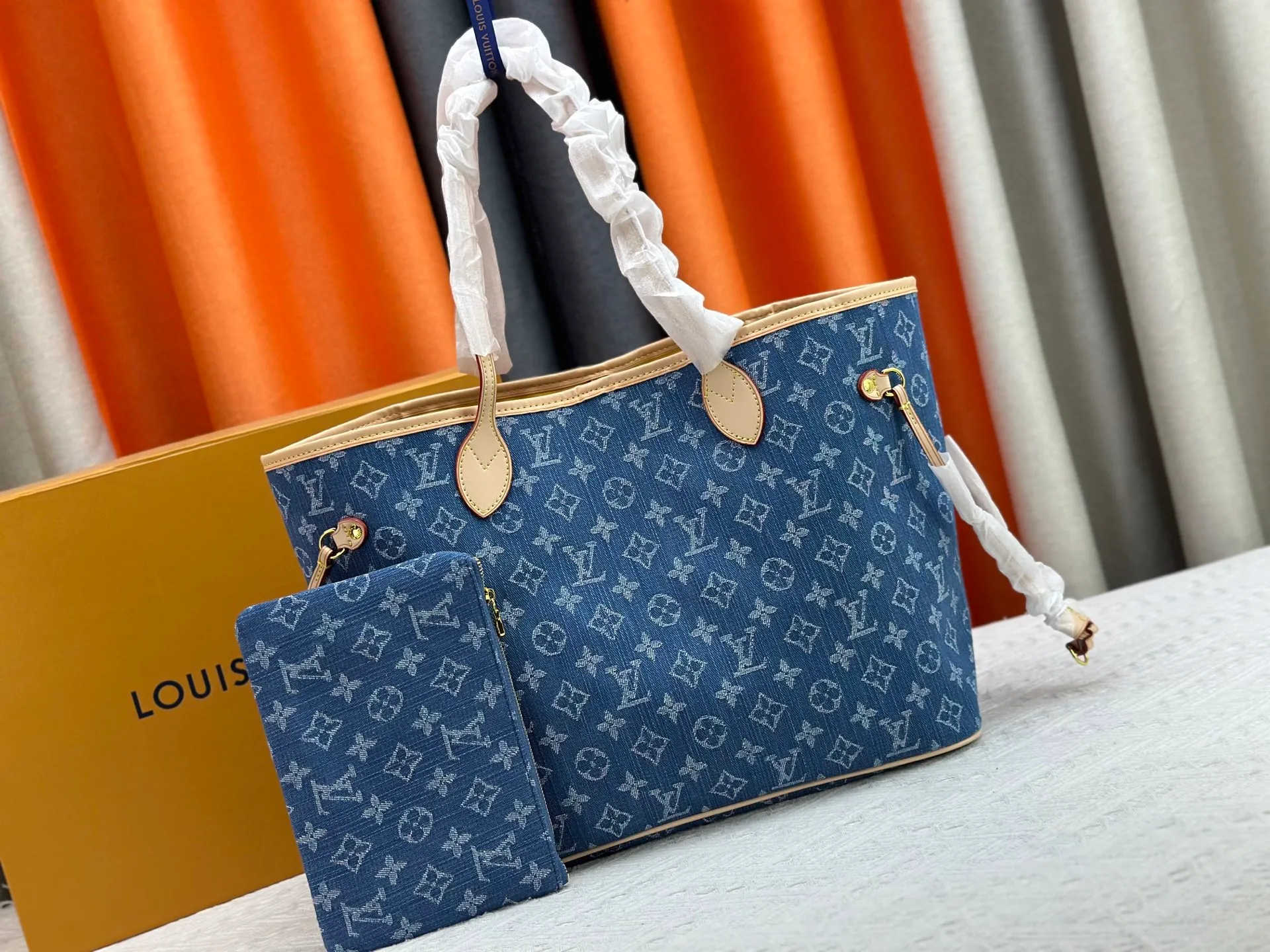 P260 [UNISHI JIAPAI] [NEVERFULL Medium Handbag] m45684 m45686 m40995 Denim tote mm handbag is made of embossed Montano leather with cream monochrome stripes and LVs on a pink background. Versatile, the bag's loose sides can be tightened for a smooth silhouette, or relaxed for a more casual look and easy access to what's inside. Dimensions: 31 × 28 × 14 cm.