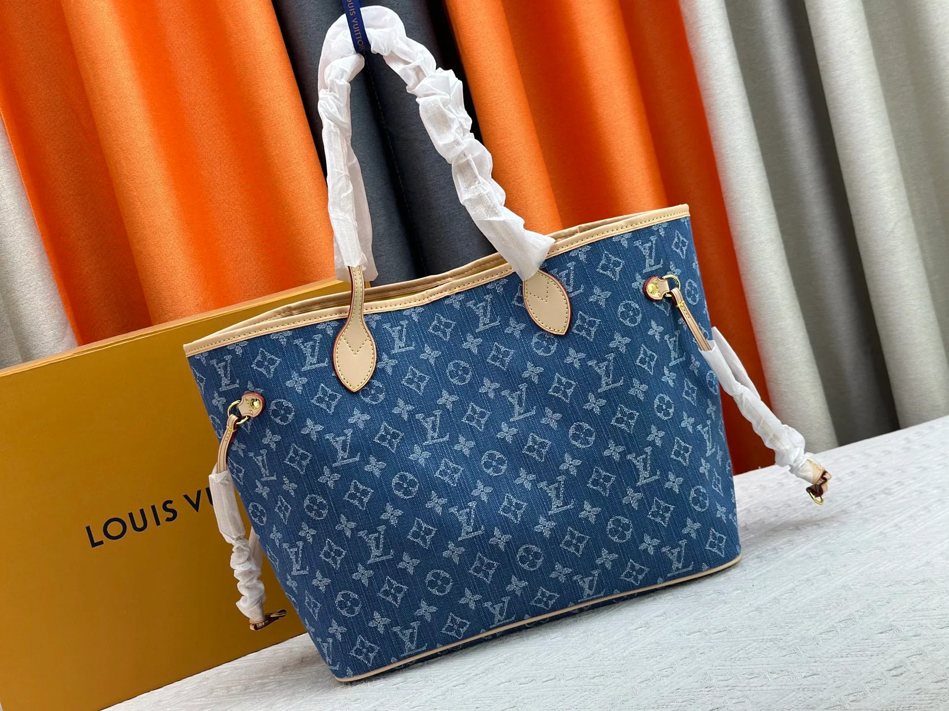 P260 [UNISHI JIAPAI] [NEVERFULL Medium Handbag] m45684 m45686 m40995 Denim tote mm handbag is made of embossed Montano leather with cream monochrome stripes and LVs on a pink background. Versatile, the bag's loose sides can be tightened for a smooth silhouette, or relaxed for a more casual look and easy access to what's inside. Dimensions: 31 × 28 × 14 cm.