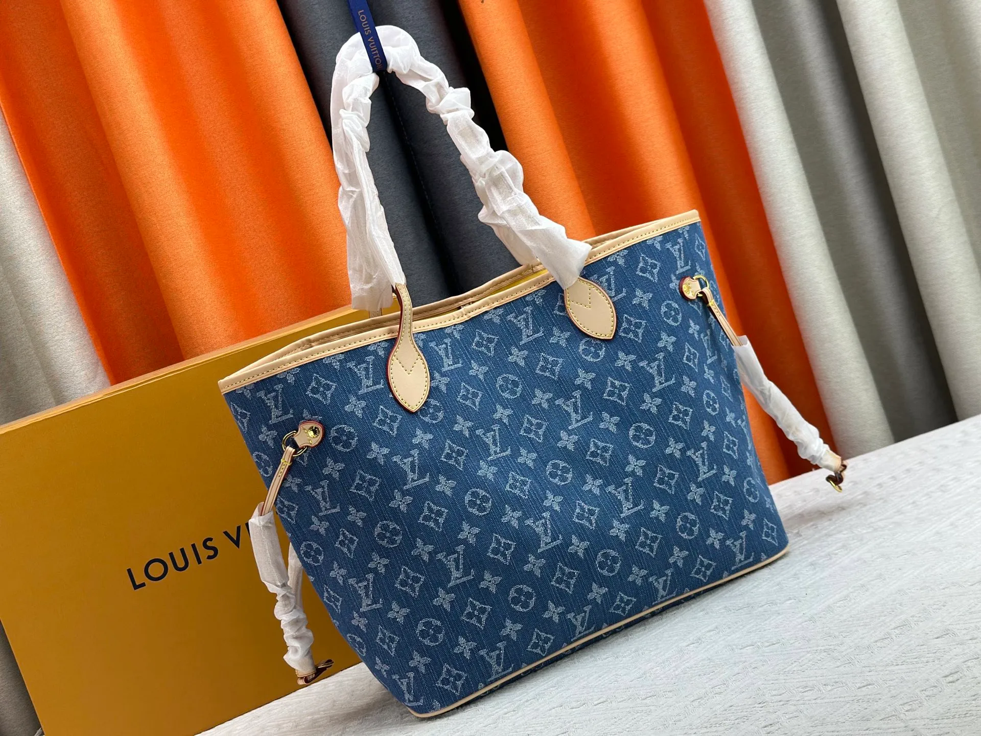 P260 [UNISHI JIAPAI] [NEVERFULL Medium Handbag] m45684 m45686 m40995 Denim tote mm handbag is made of embossed Montano leather with cream monochrome stripes and LVs on a pink background. Versatile, the bag's loose sides can be tightened for a smooth silhouette, or relaxed for a more casual look and easy access to what's inside. Dimensions: 31 × 28 × 14 cm.