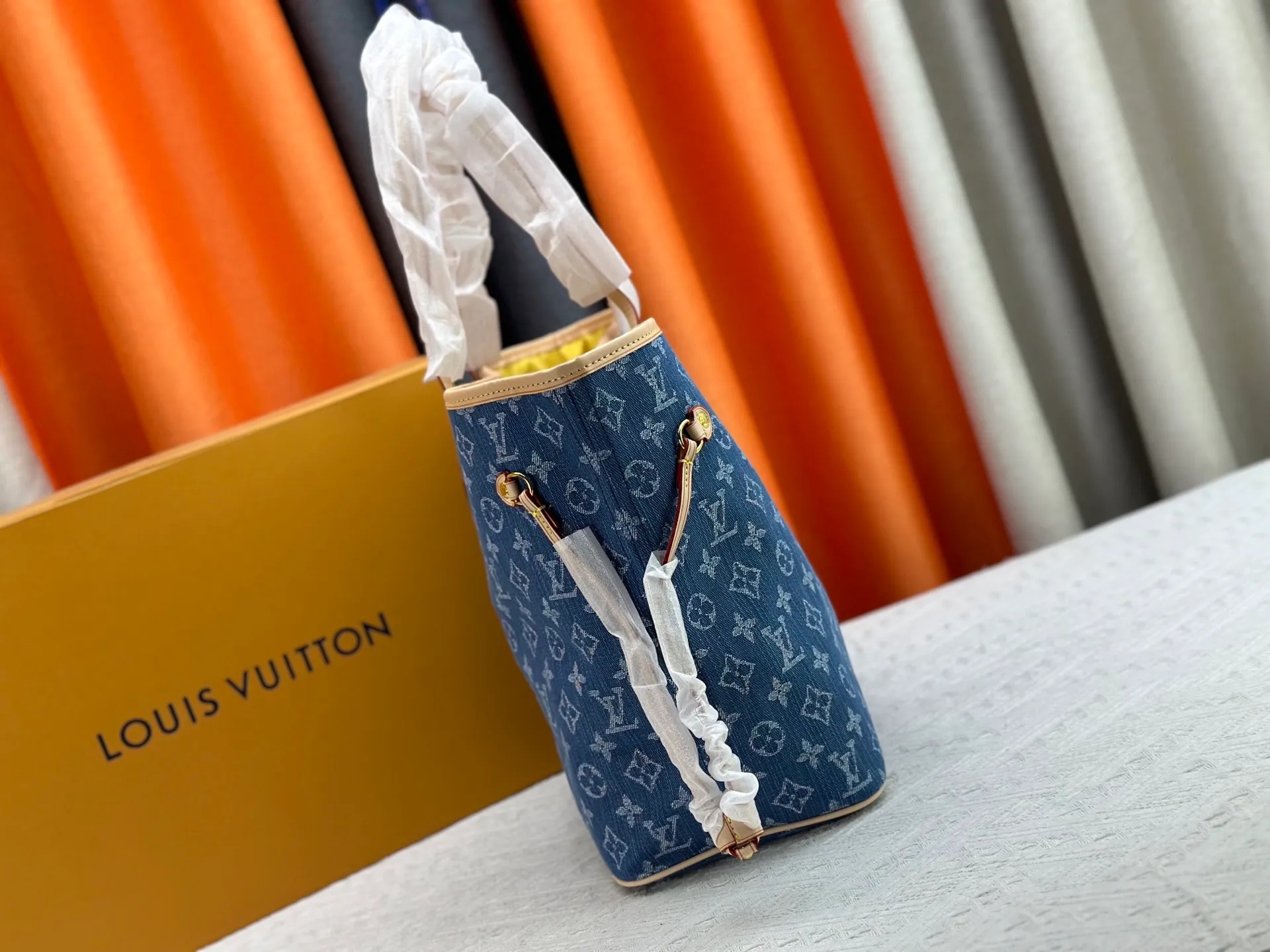 P260 [UNISHI JIAPAI] [NEVERFULL Medium Handbag] m45684 m45686 m40995 Denim tote mm handbag is made of embossed Montano leather with cream monochrome stripes and LVs on a pink background. Versatile, the bag's loose sides can be tightened for a smooth silhouette, or relaxed for a more casual look and easy access to what's inside. Dimensions: 31 × 28 × 14 cm.