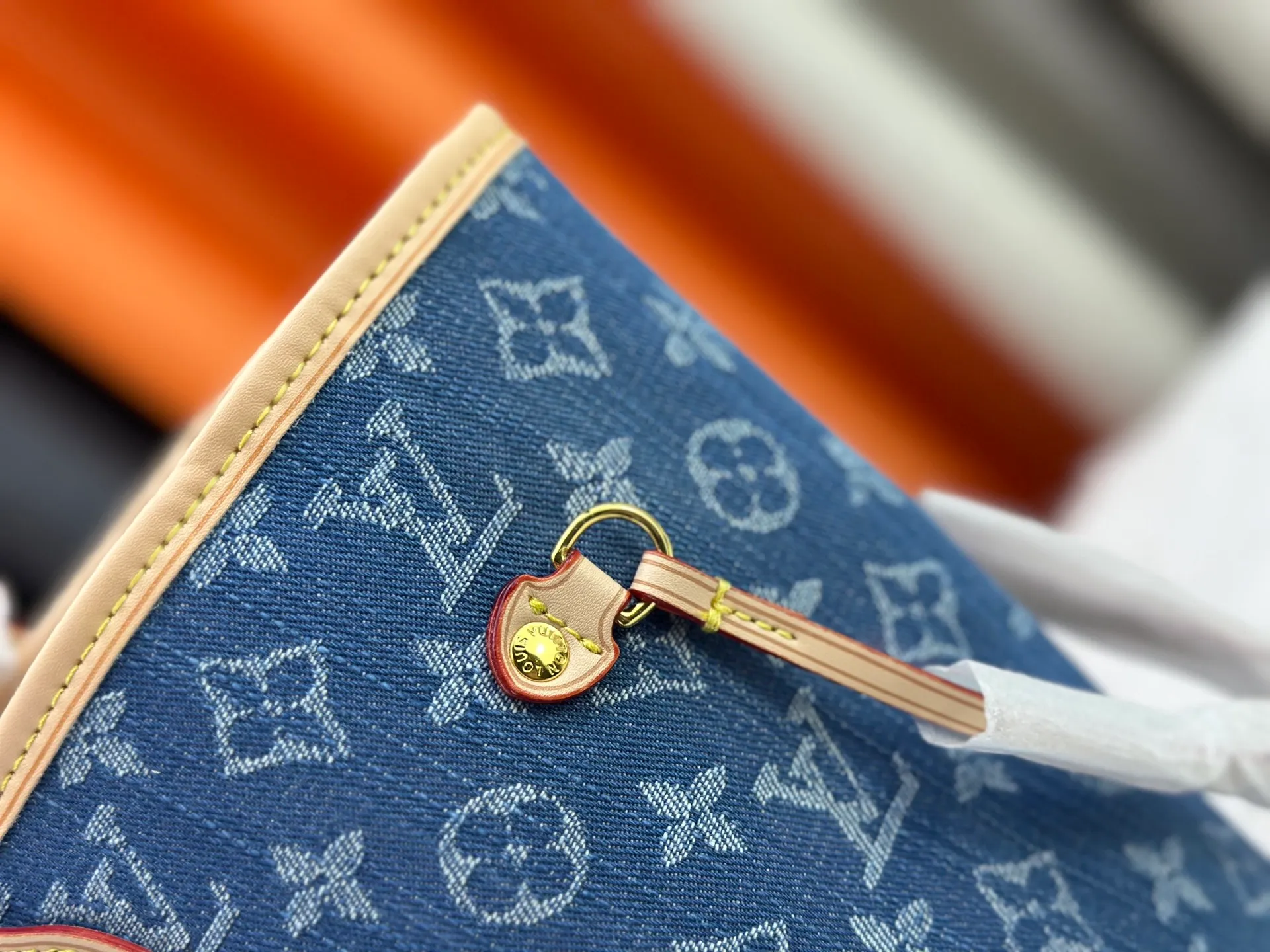 P260 [UNISHI JIAPAI] [NEVERFULL Medium Handbag] m45684 m45686 m40995 Denim tote mm handbag is made of embossed Montano leather with cream monochrome stripes and LVs on a pink background. Versatile, the bag's loose sides can be tightened for a smooth silhouette, or relaxed for a more casual look and easy access to what's inside. Dimensions: 31 × 28 × 14 cm.