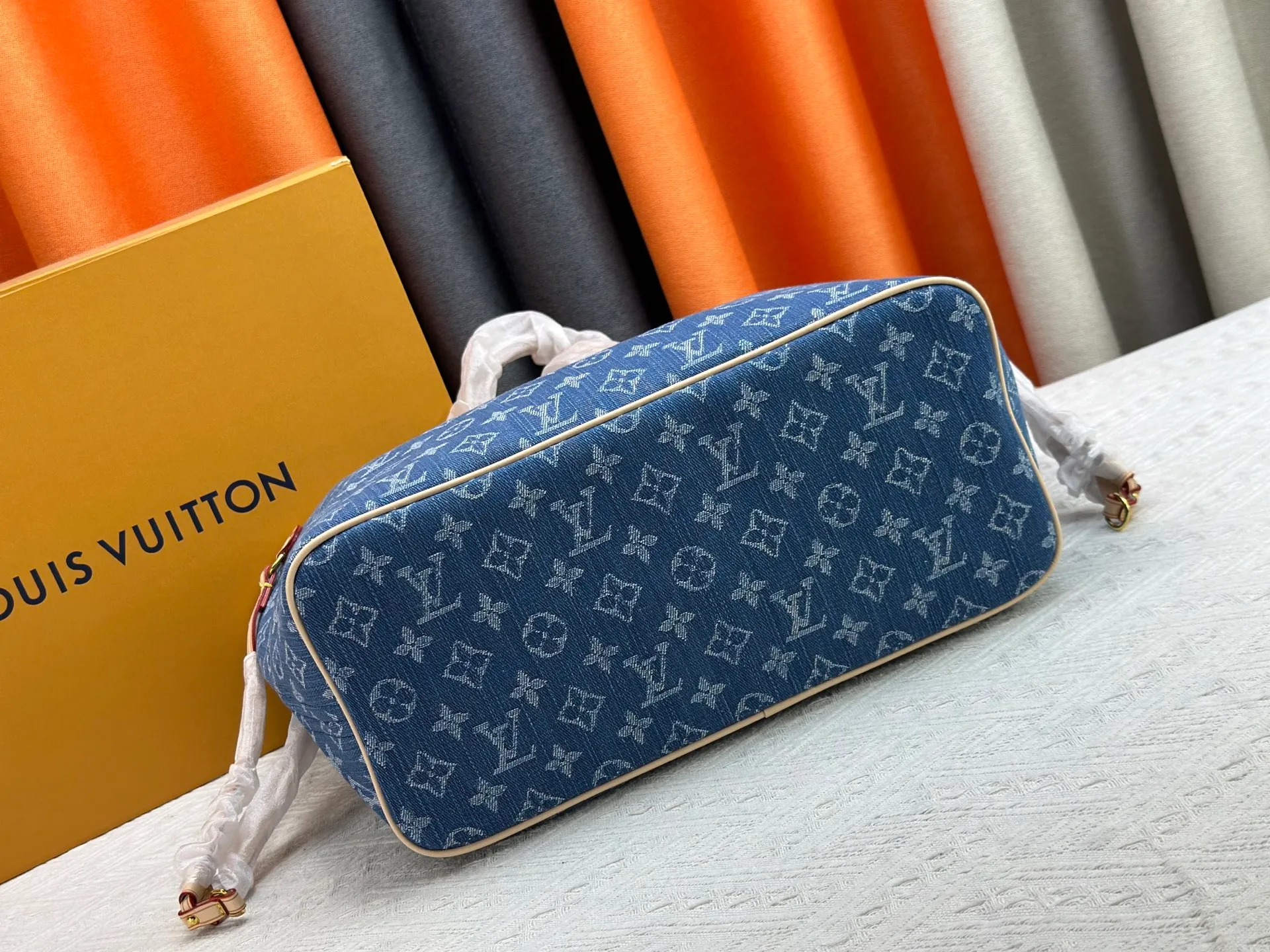 P260 [UNISHI JIAPAI] [NEVERFULL Medium Handbag] m45684 m45686 m40995 Denim tote mm handbag is made of embossed Montano leather with cream monochrome stripes and LVs on a pink background. Versatile, the bag's loose sides can be tightened for a smooth silhouette, or relaxed for a more casual look and easy access to what's inside. Dimensions: 31 × 28 × 14 cm.