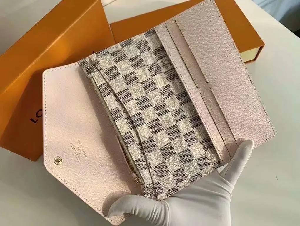 The P110Josephine Wallet is inspired by Louis Vuitton's first wallet. It is made of soft Monogram canvas and lined with brightly colored lining, giving the brand's classic design a unique and stylish beauty. The long, flat shape makes it easy to slip into any pocket or handbag. Model: M60708 Size: 19/10.