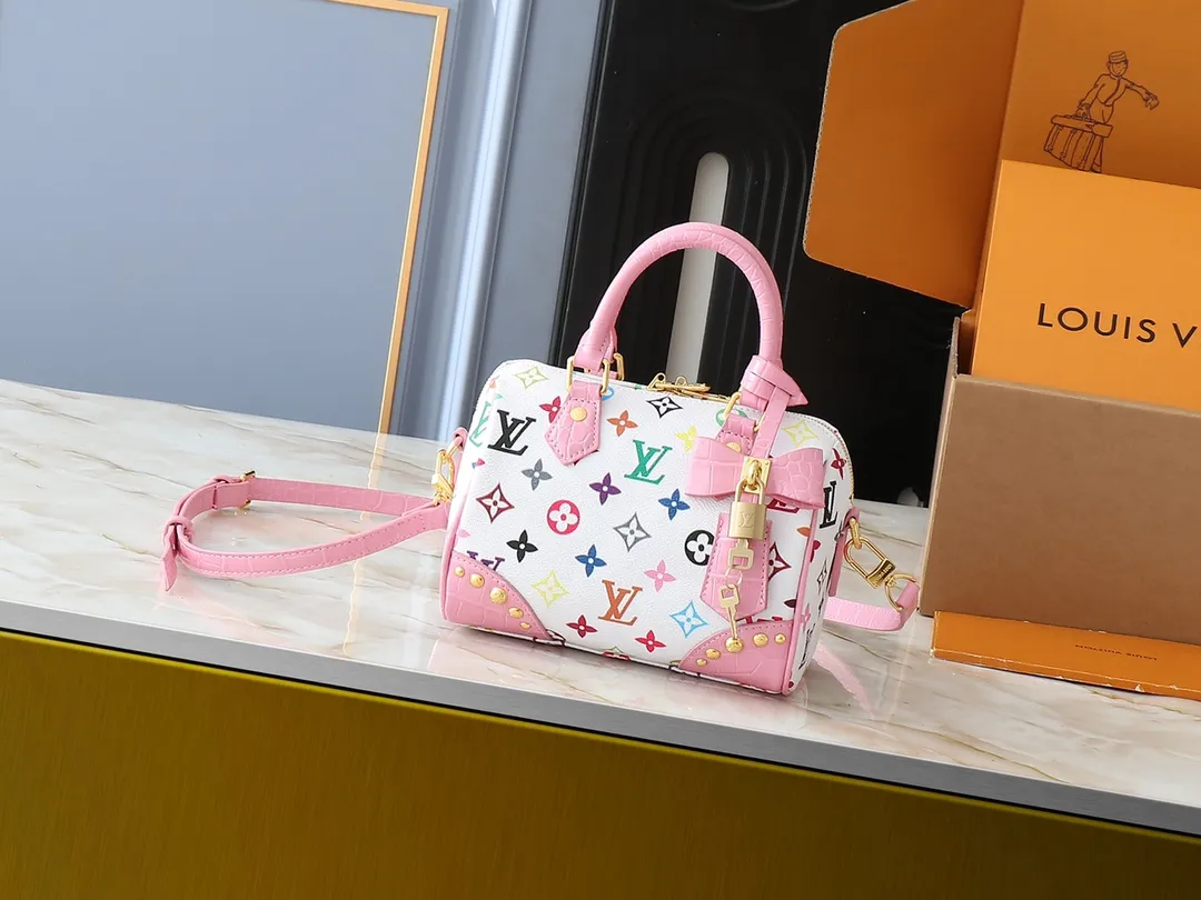 💰280💰Upgraded original crocodile pattern M58953 M46234 M46222 Speedy Bandoulière 20 handbag is made of soft coated canvas, and the full-length Monogram pattern is traced in colorful rainbow tones, highlighting the smart style of the Louis Vuitton x Murakami reissue series. The Toron handle and detachable shoulder strap are constructed of cow leather, the metal corners recall classic luggage elements, and the bow-shaped key bag and padlock add brand touches. Dimensions: 20.5 x 13.5 x 12.0 cm (length x height x width)