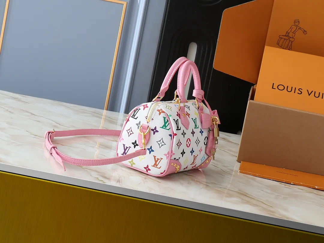 💰280💰Upgraded original crocodile pattern M58953 M46234 M46222 Speedy Bandoulière 20 handbag is made of soft coated canvas, and the full-length Monogram pattern is traced in colorful rainbow tones, highlighting the smart style of the Louis Vuitton x Murakami reissue series. The Toron handle and detachable shoulder strap are constructed of cow leather, the metal corners recall classic luggage elements, and the bow-shaped key bag and padlock add brand touches. Dimensions: 20.5 x 13.5 x 12.0 cm (length x height x width)