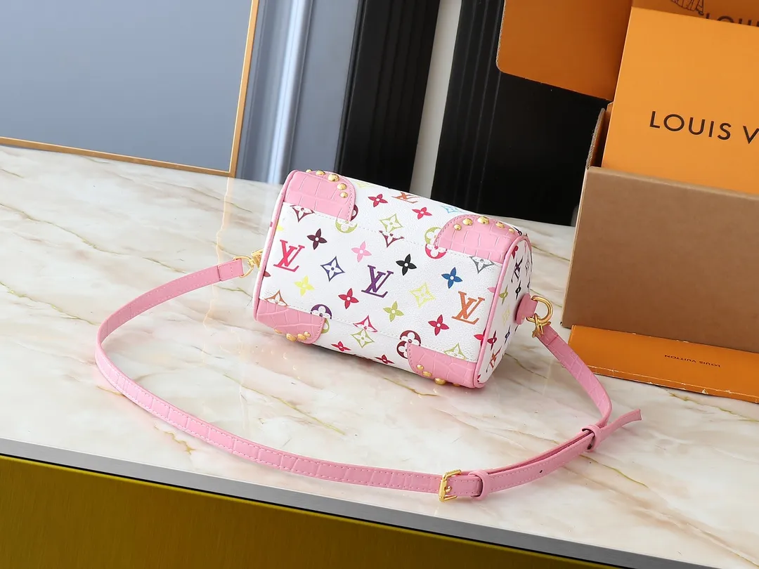 💰280💰Upgraded original crocodile pattern M58953 M46234 M46222 Speedy Bandoulière 20 handbag is made of soft coated canvas, and the full-length Monogram pattern is traced in colorful rainbow tones, highlighting the smart style of the Louis Vuitton x Murakami reissue series. The Toron handle and detachable shoulder strap are constructed of cow leather, the metal corners recall classic luggage elements, and the bow-shaped key bag and padlock add brand touches. Dimensions: 20.5 x 13.5 x 12.0 cm (length x height x width)