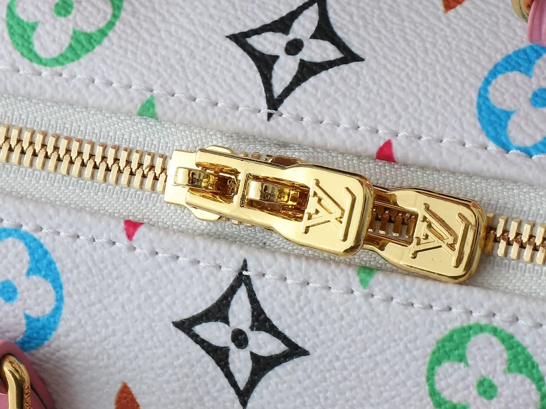 💰280💰Upgraded original crocodile pattern M58953 M46234 M46222 Speedy Bandoulière 20 handbag is made of soft coated canvas, and the full-length Monogram pattern is traced in colorful rainbow tones, highlighting the smart style of the Louis Vuitton x Murakami reissue series. The Toron handle and detachable shoulder strap are constructed of cow leather, the metal corners recall classic luggage elements, and the bow-shaped key bag and padlock add brand touches. Dimensions: 20.5 x 13.5 x 12.0 cm (length x height x width)