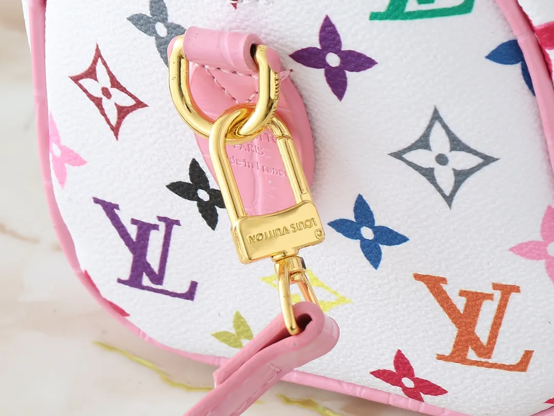 💰280💰Upgraded original crocodile pattern M58953 M46234 M46222 Speedy Bandoulière 20 handbag is made of soft coated canvas, and the full-length Monogram pattern is traced in colorful rainbow tones, highlighting the smart style of the Louis Vuitton x Murakami reissue series. The Toron handle and detachable shoulder strap are constructed of cow leather, the metal corners recall classic luggage elements, and the bow-shaped key bag and padlock add brand touches. Dimensions: 20.5 x 13.5 x 12.0 cm (length x height x width)