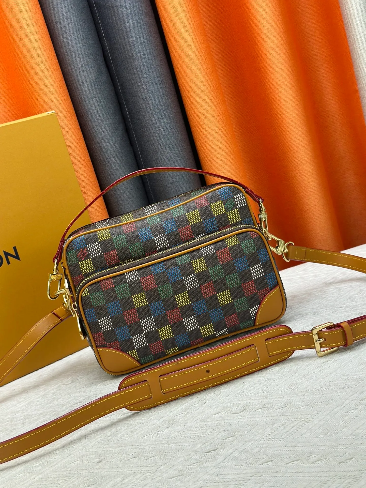 P260 Upgraded original M13987 M14016 M14988 M26068 M15296 M14682 M14025 This Nil handbag shines with the elegant luster of cow leather, and the Louis Vuitton Paris patch is fixed on the front with beaded rivets. The side lock buckle highlights the urban style, and the main compartment zipper pull is embellished with LV lettering. Dimensions: 25.0 x 17.5 x 11.0 cm (length x height x width)
